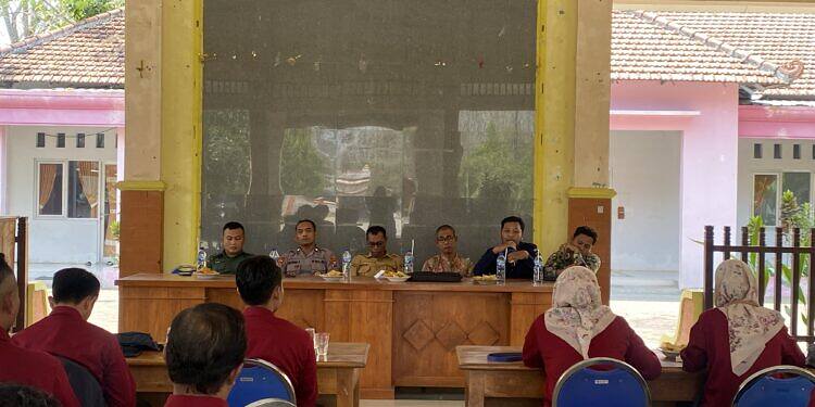 Gandeng Forkopimcam, Panwascam Laren gelar Rakor Penguatan Kelembagaan bersama Bawaslu Lamongan.