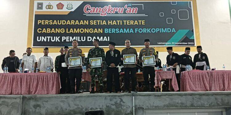 Polres Lamongan Cangkrukan dan Ngopi Bareng PSHT, Ciptakan Pemilu Damai