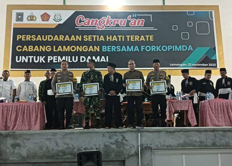 Polres Lamongan Cangkrukan dan Ngopi Bareng PSHT, Ciptakan Pemilu Damai