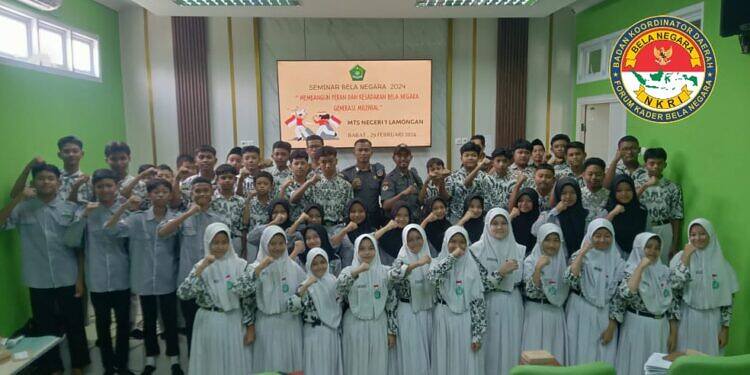 Melalui Program Bela Negara MTsN 1 Lamongan Tingkatkan Wawasan Kebangsaan Bagi Anak Didiknya.