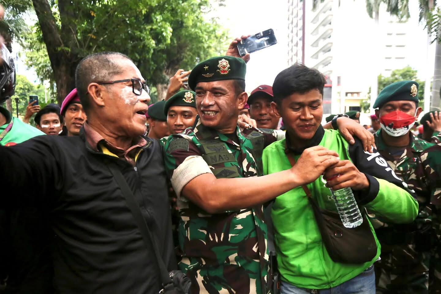 Rakyat Cinta TNI, Massa Peluk dan Salami Prajurit Kostrad Ditengah Demo