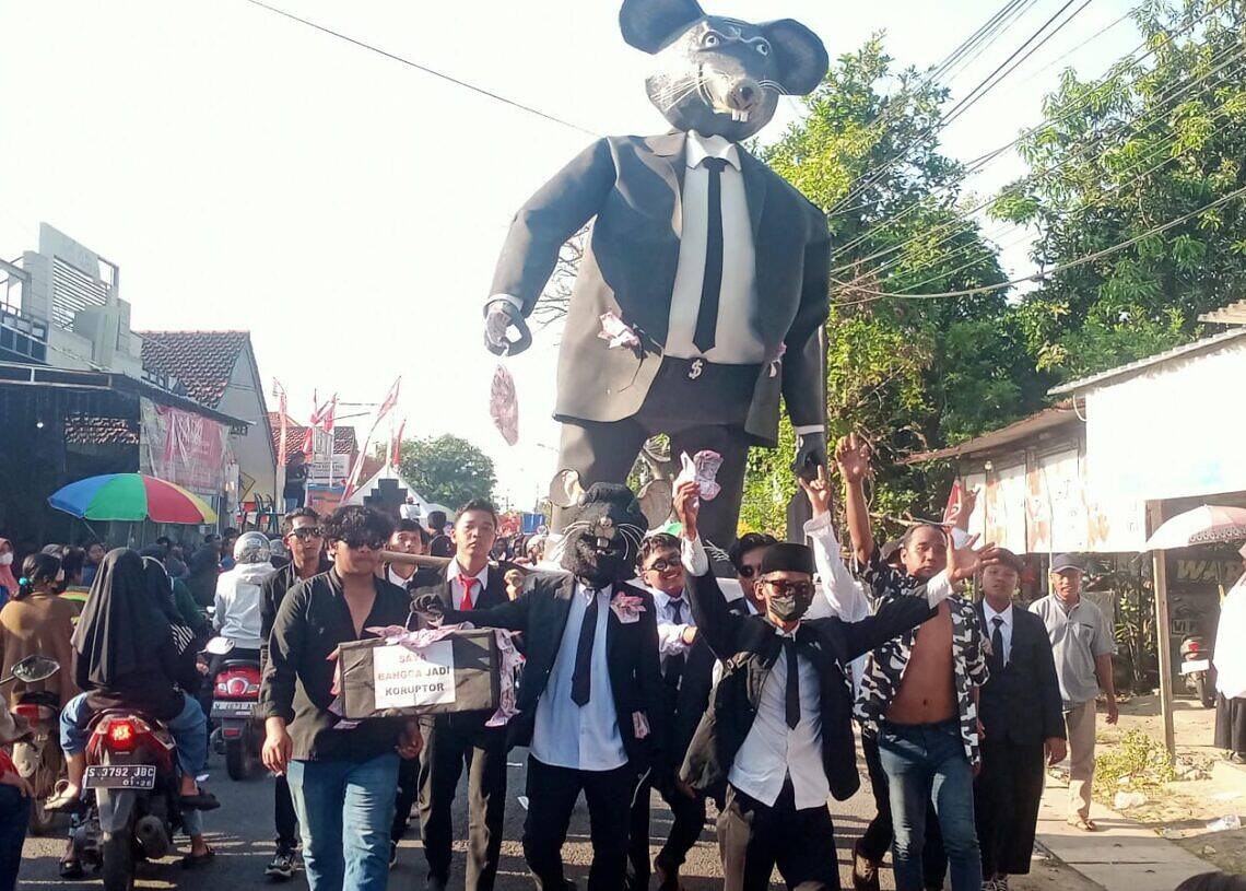 Patung Tikus Berdasi di Gelaran Karnaval HUT 80 RI Desa Padangbandung Dukun Gresik