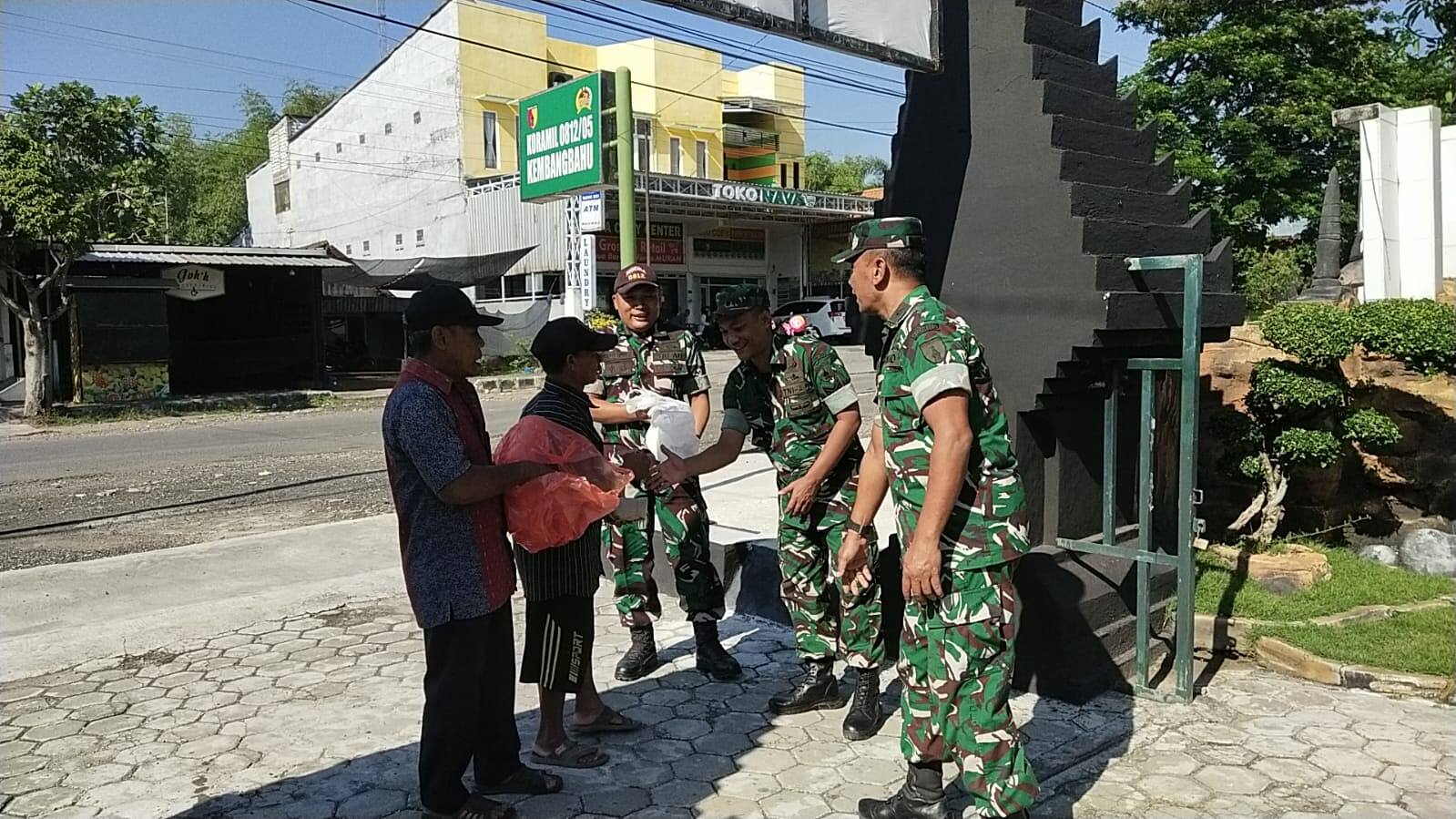 Wujud Syukur TNI AD, Kodim 0812/Lamongan Bagikan Rezeki di “Jumat Berkah”