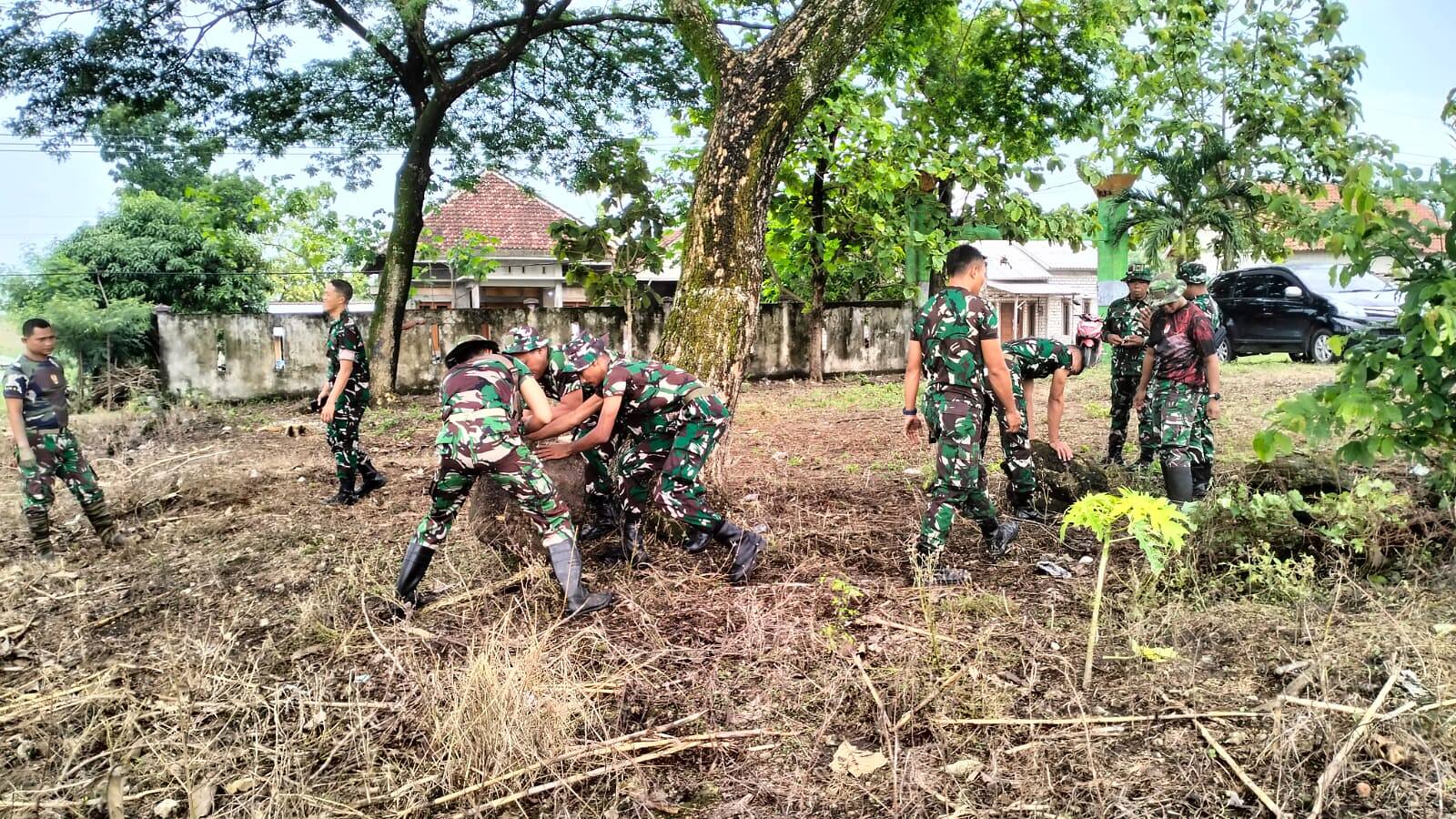 Puluhan Babinsa Kodim 0812 Lamongan dan Prajurit Yonif TP 887/KJM Bersinergi Kerja Bakti di Marshalling Area Ngimbang