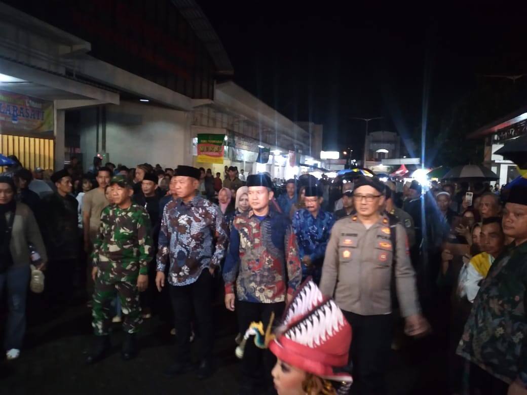 Ribuan Warga Padati Pasar Ngunut, Rayakan HUT Tulungagung Lewat Wayang Kulit