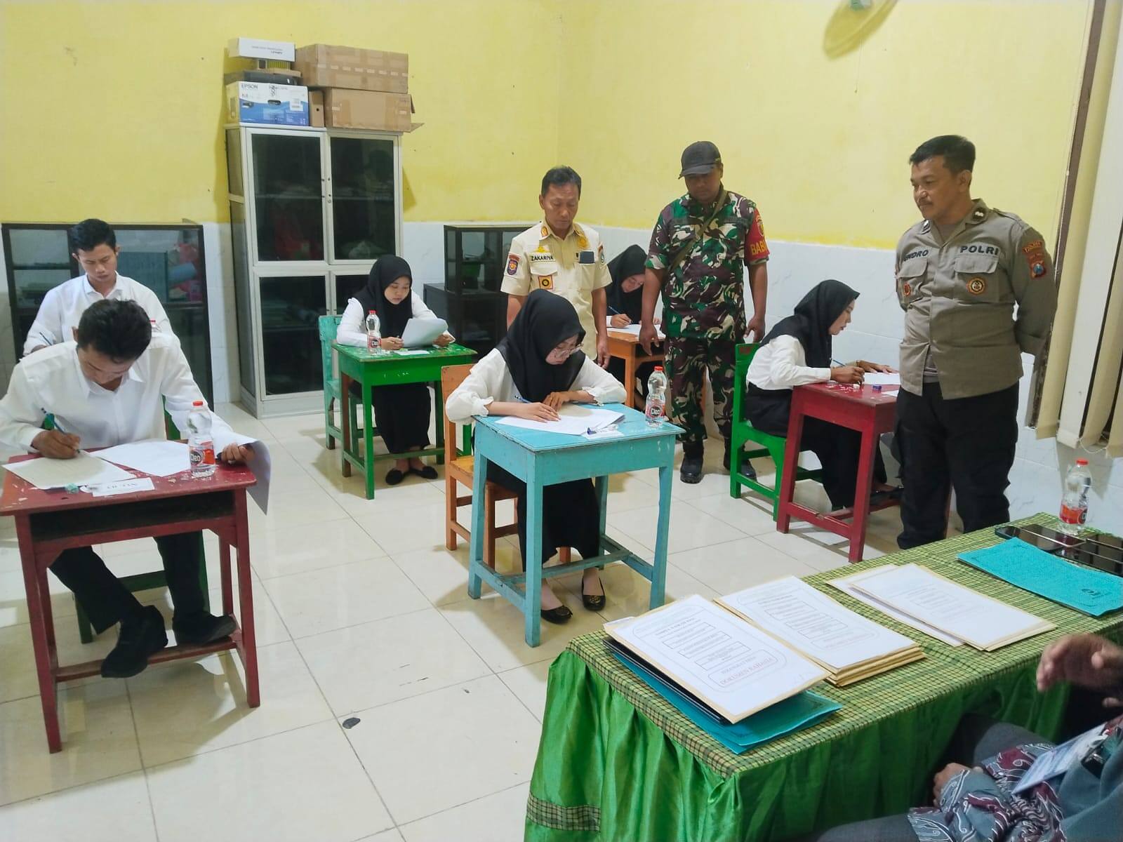 Highlight! Sinergitas TNI-Polri dan Pemcam: Serka Widodo Kawal Transparansi Seleksi Perangkat Desa Beru.