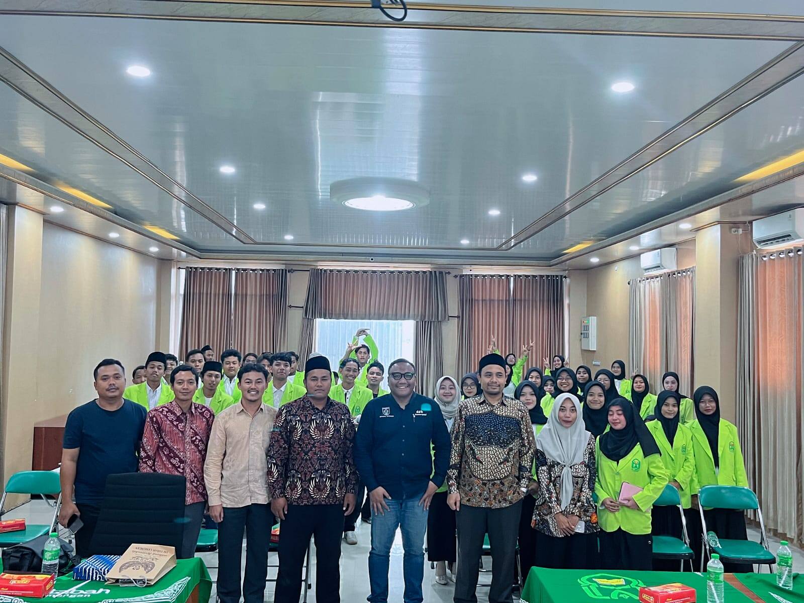 Fakultas Ekonomi Bisnis Islam dan Syariah IAI Tabah Gelar Studium Generale tentang Green Economy dan Sharia Compliance