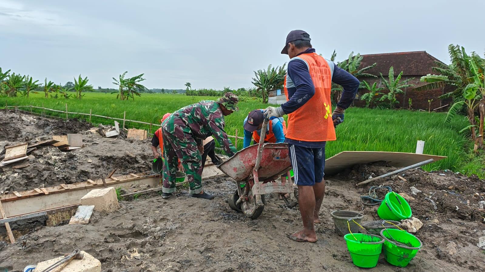 Dukung Ekonomi Mandiri Desa, Babinsa Tikung Gotong Royong Cor Koperasi Bakalanpule