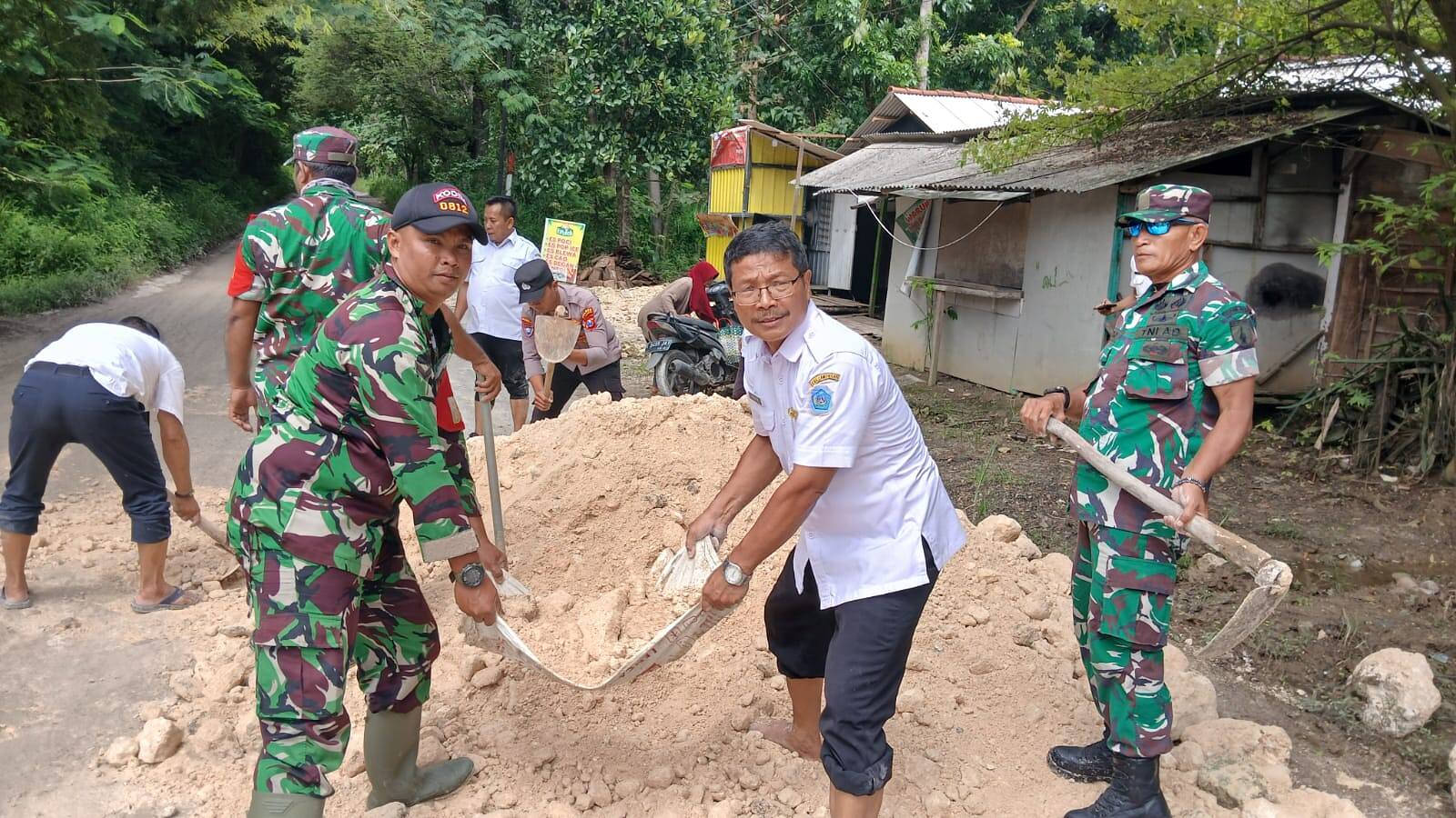 Koramil 0812/19 Laren Bersama Muspika dan Warga Gampangsejati Gelar Karya Bakti Perbaikan Jalan
