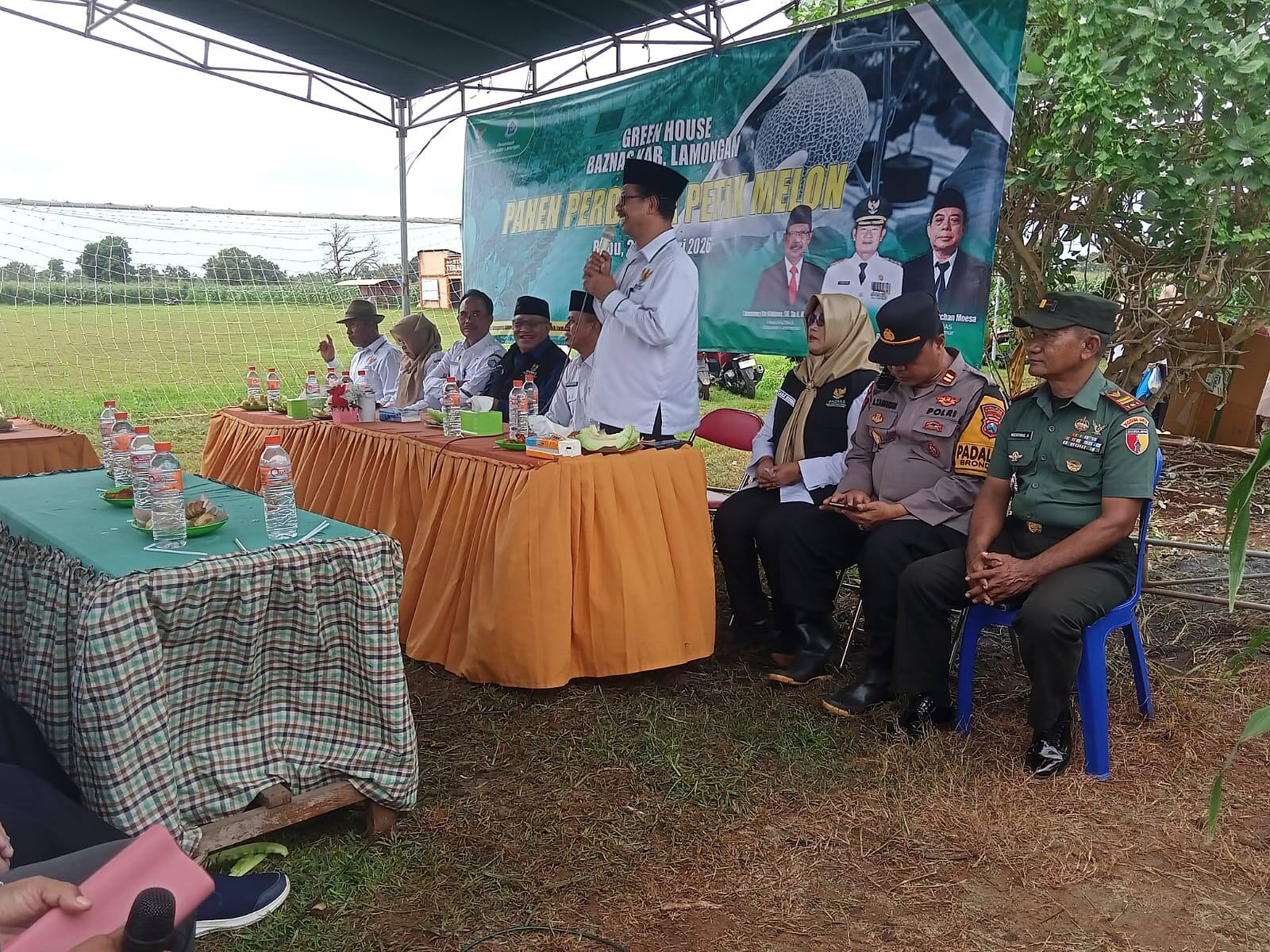 Danramil Brondong Tinjau Panen Raya Melon Greenhouse BAZNAS di Desa Sendangharjo