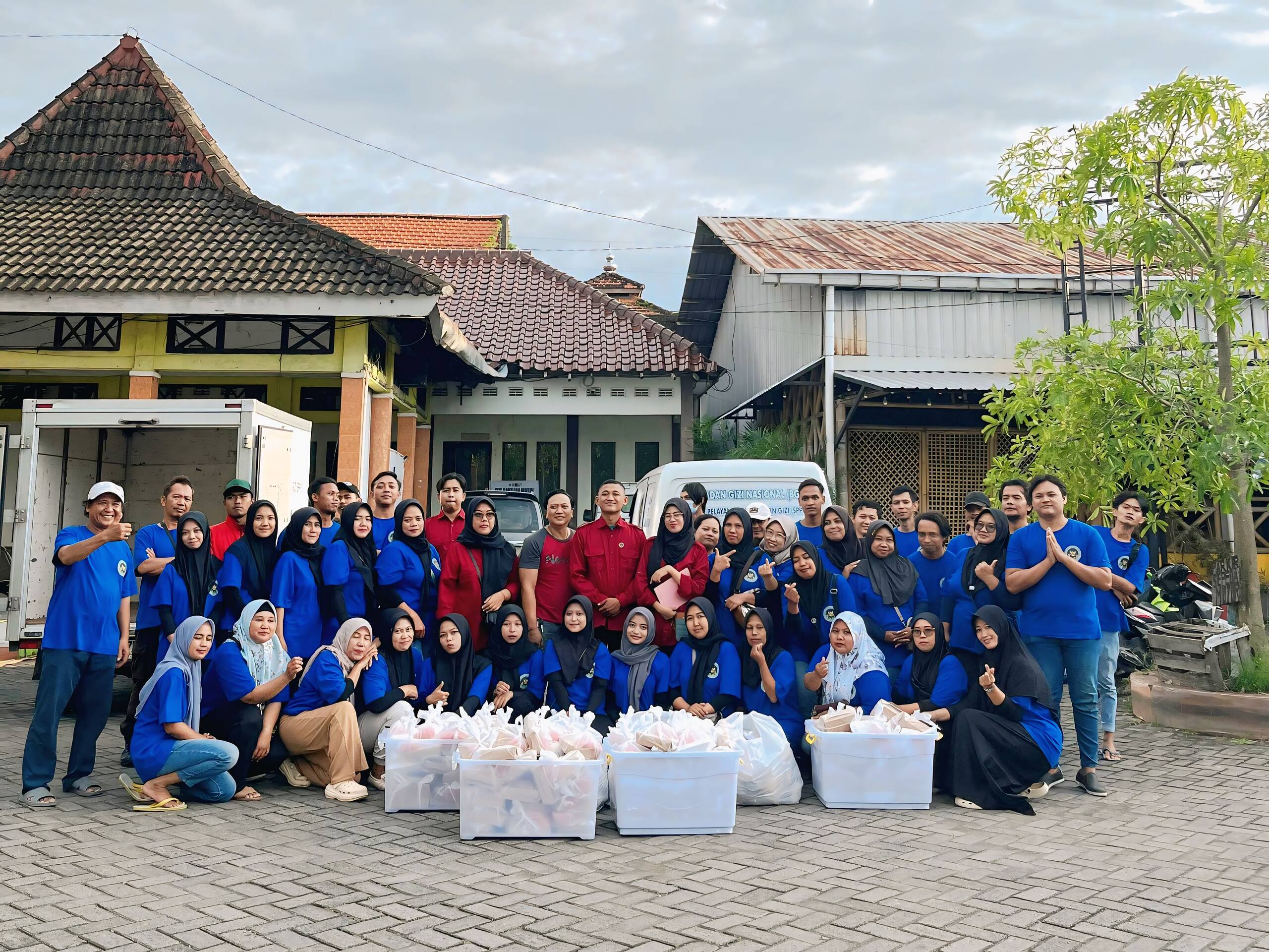 Ramadan Penuh Kepedulian, SPPG Pucung Sapa Pengguna Jalan dengan Takjil Gratis