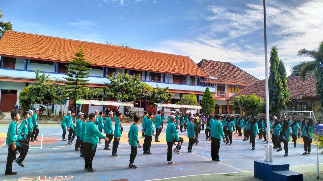 Tingkatkan Kedisiplinan dan Fisik Siswa, Babinsa Koramil 0812/07 Bluluk Berikan Pembekalan Kesemaptaan di SMA Negri 1 Bluluk