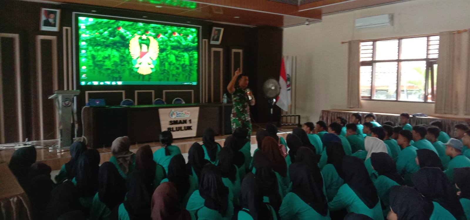 Tingkatkan Rasa Nasionalisme, Anggota Koramil 0812/07 Bluluk Berikan Pembekalan Wawasan Kebangsaan bagi Siswa SMA Negeri I Bluluk