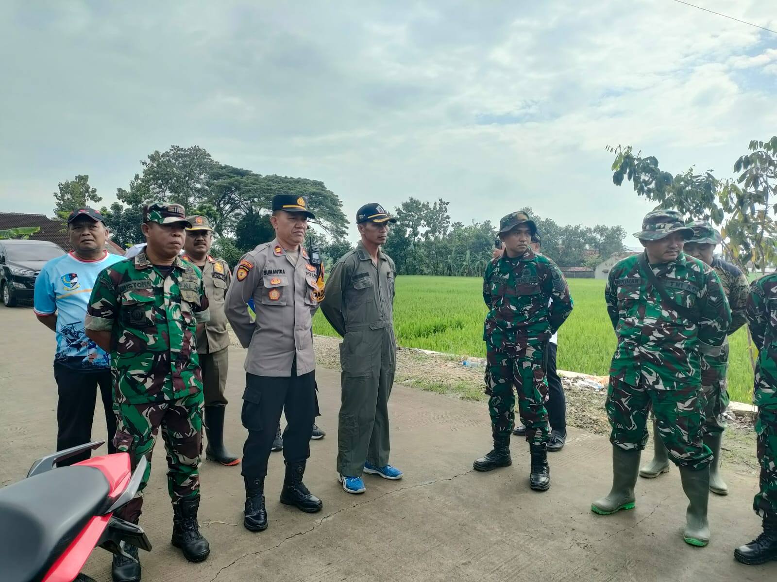 Sinergi Tanpa Batas, Danramil 0812/06 Ngimbang Pimpin Aksi Karya Bakti Bersihkan Irigasi di Desa Munungrejo