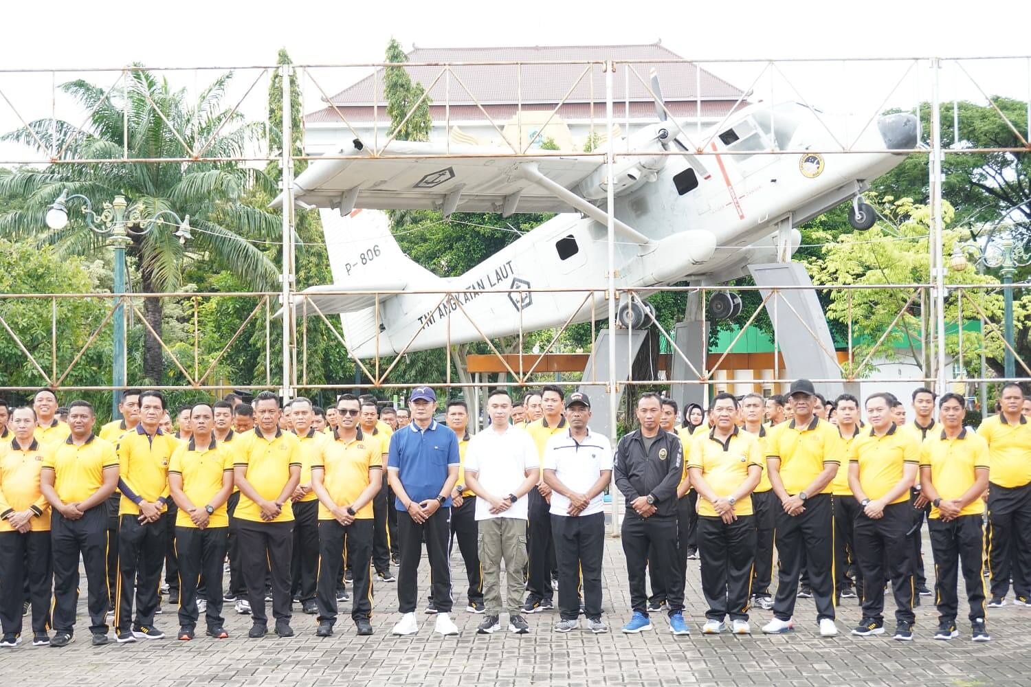 Wujudkan Lamongan ASRI, Kasdim 0812 bersama Prajurit TNI Kompak Senam dan Kerja Bakti di Alun-Alun