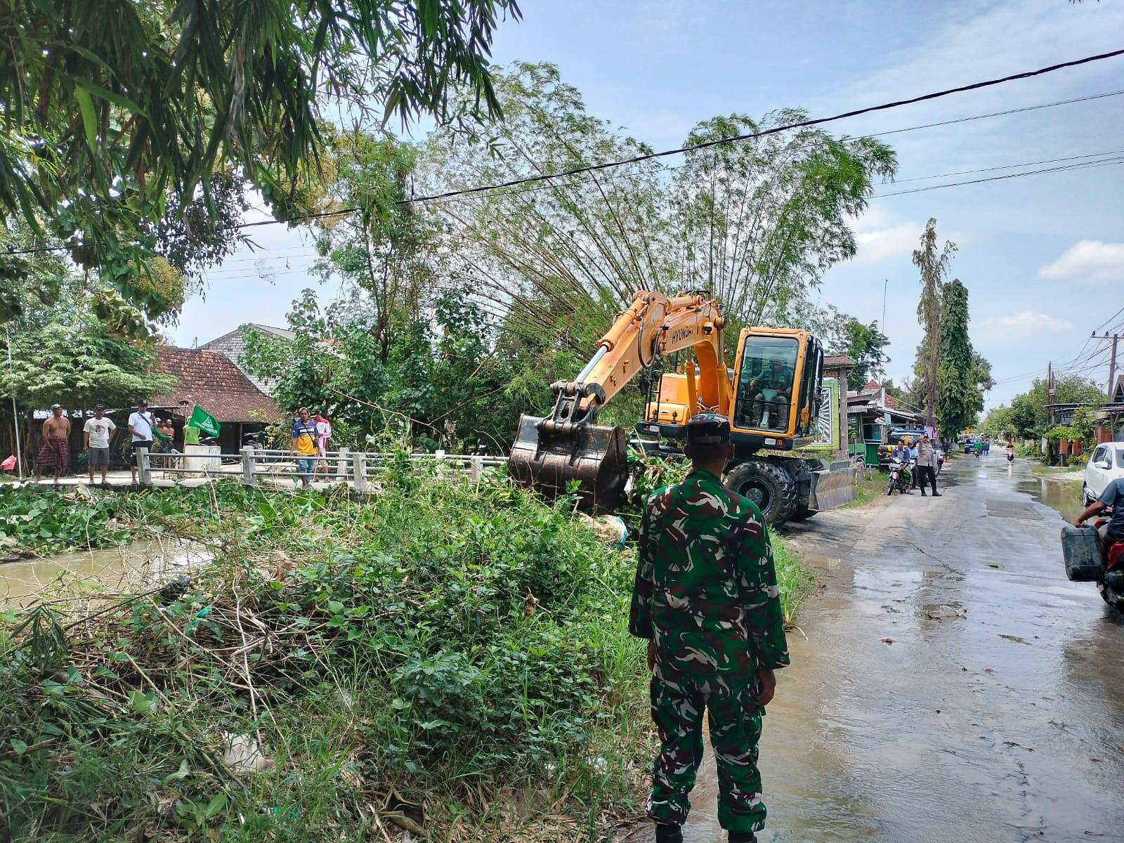 Cegah Banjir, Babinsa Koramil 0812/03 Turi Bersinergi Bersihkan Enceng Gondok di Kali Kruwul 2