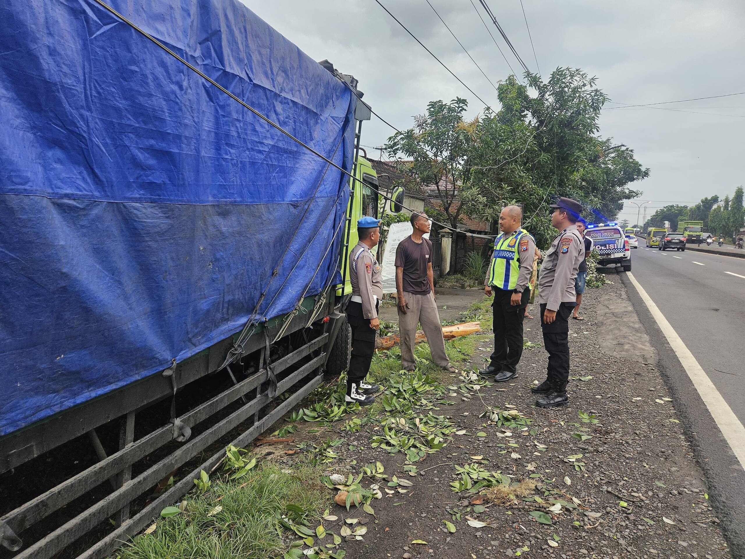 Sat Lantas Polres Lamongan Evakuasi Truk Tabrak Rumah, Nihil Korban Jiwa