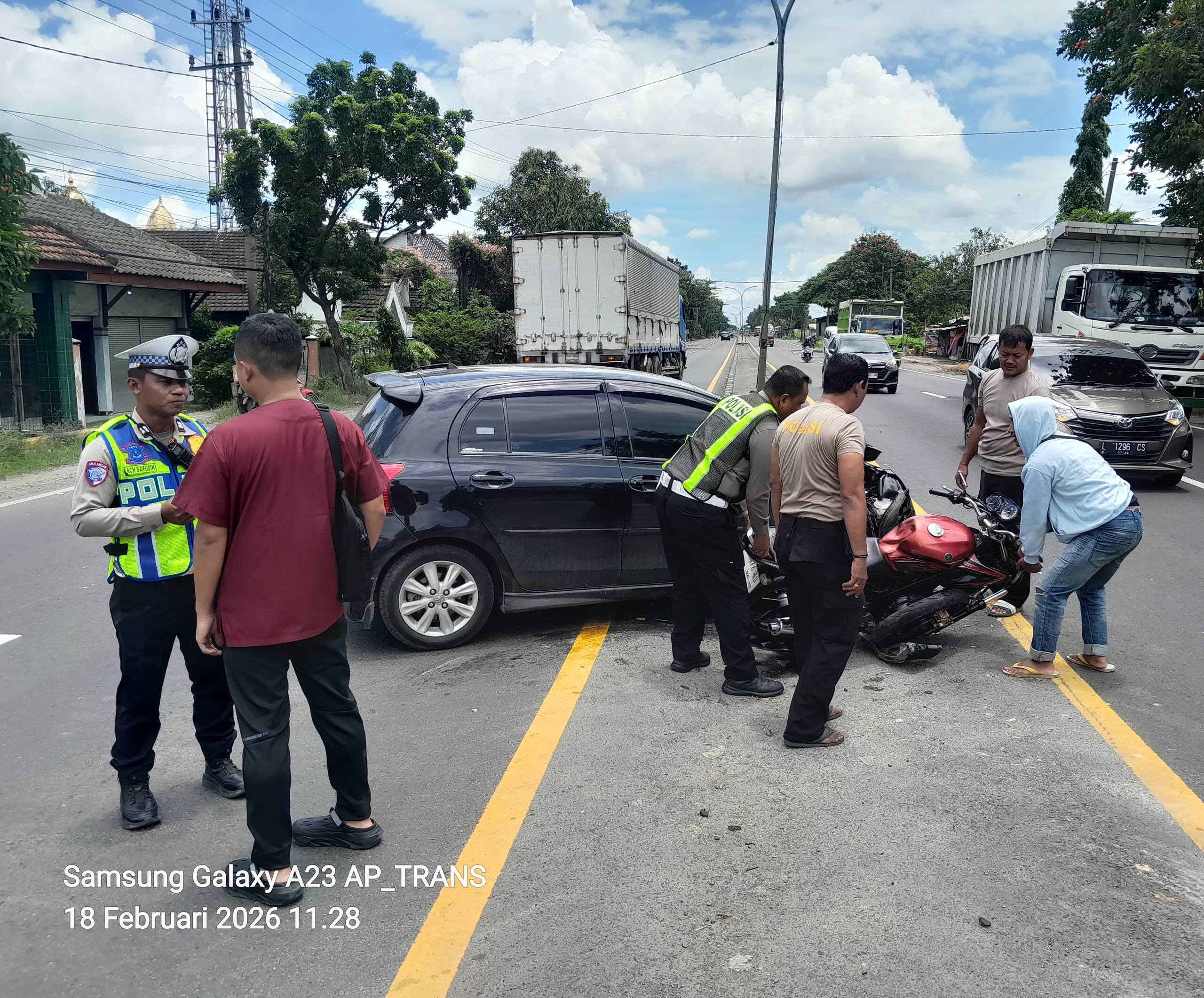 Diduga Salah Injak Pedal Gas, Toyota Yaris Tabrak Motor Yamaha Vixion di Turi Jalur Babat–Lamongan