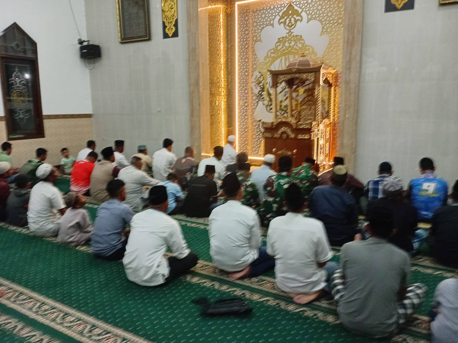 Pererat Silaturahmi di Bulan Suci Ramadhan. Kodim 0812/Lamongan Gelar Salat Tarawih Berjamaah di Masjid Al-Arif