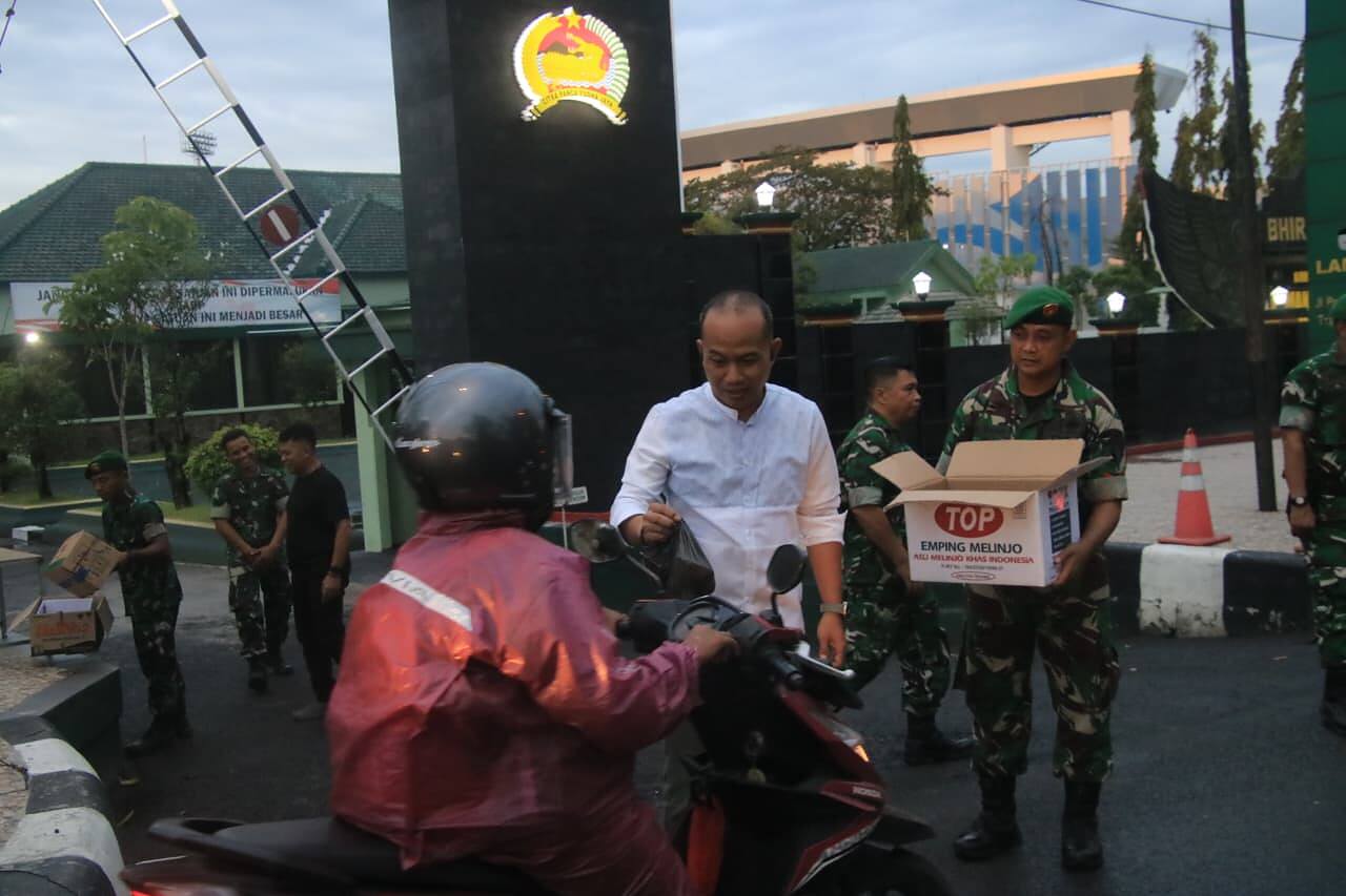 Sapa Warga dengan Senyum, Dandim 0812 Lamongan Turun Jalan Bagikan Takjil di Bulan Suci