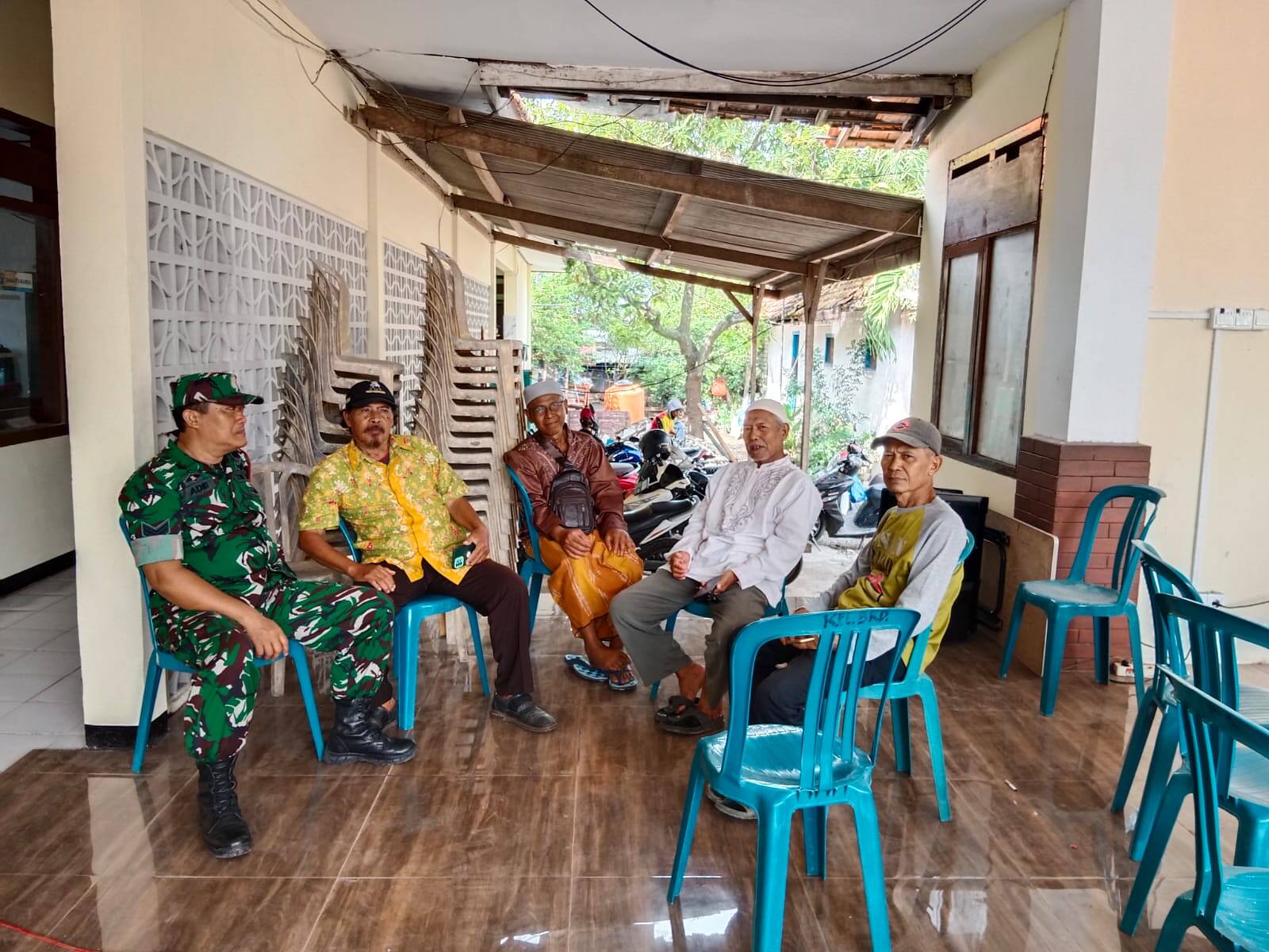 Pererat Silaturahmi di Bulan Ramadhan, Babinsa Koramil 0812/18 Brondong Gelar Komsos Bersama Warga Desa Lembor