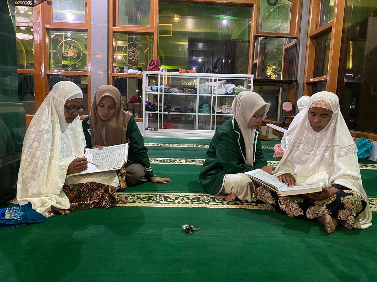 Inspiratif! Siswa SMA Hidayatus Salam Ajarkan Baca Al Quran di Masjid Nurul Huda Lowayu Gresik