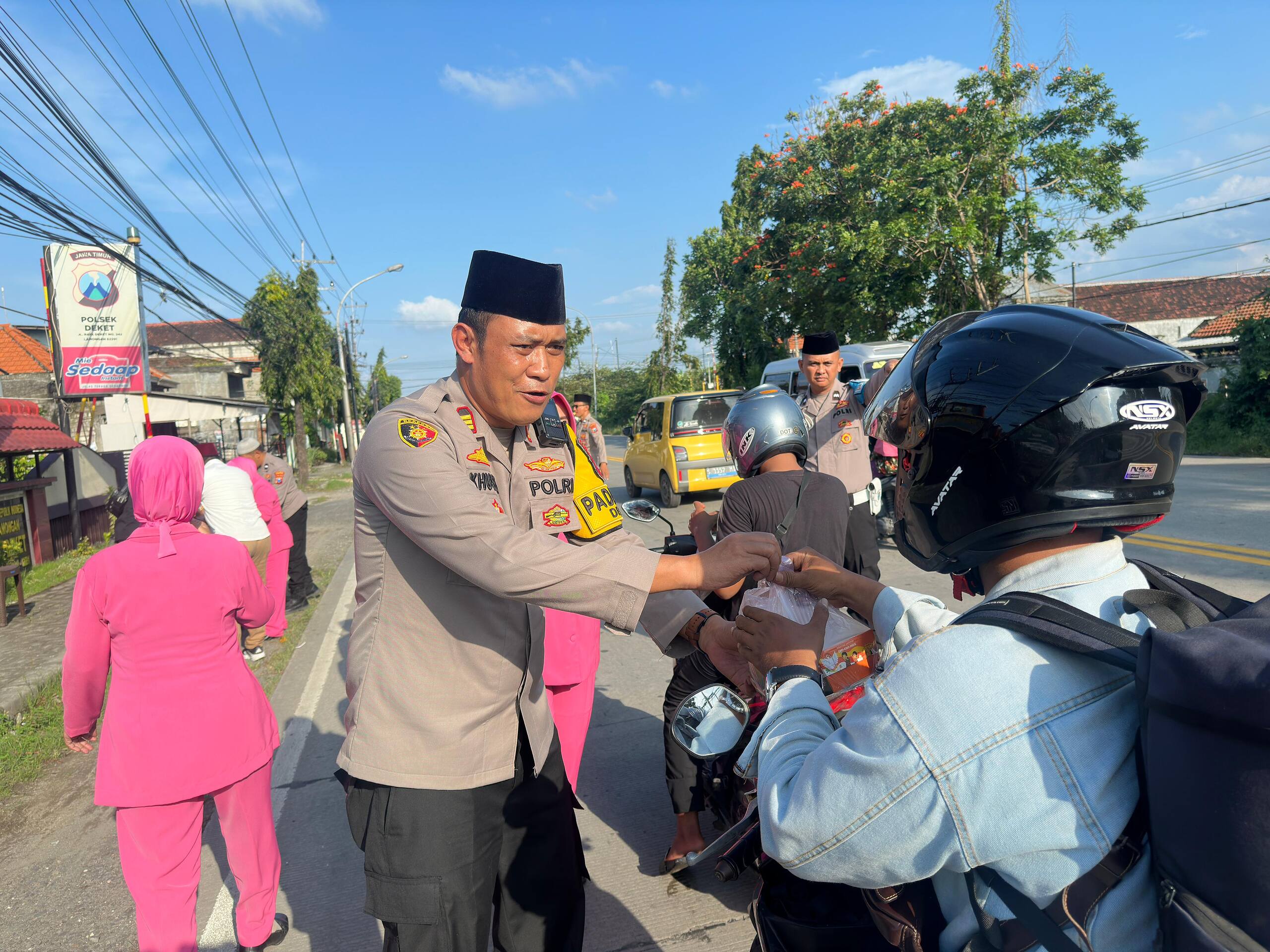 Ramadan Penuh Berkah, Polsek Deket–Bhayangkari Kolaborasi dengan IPSI Bagikan Takjil untuk Warga