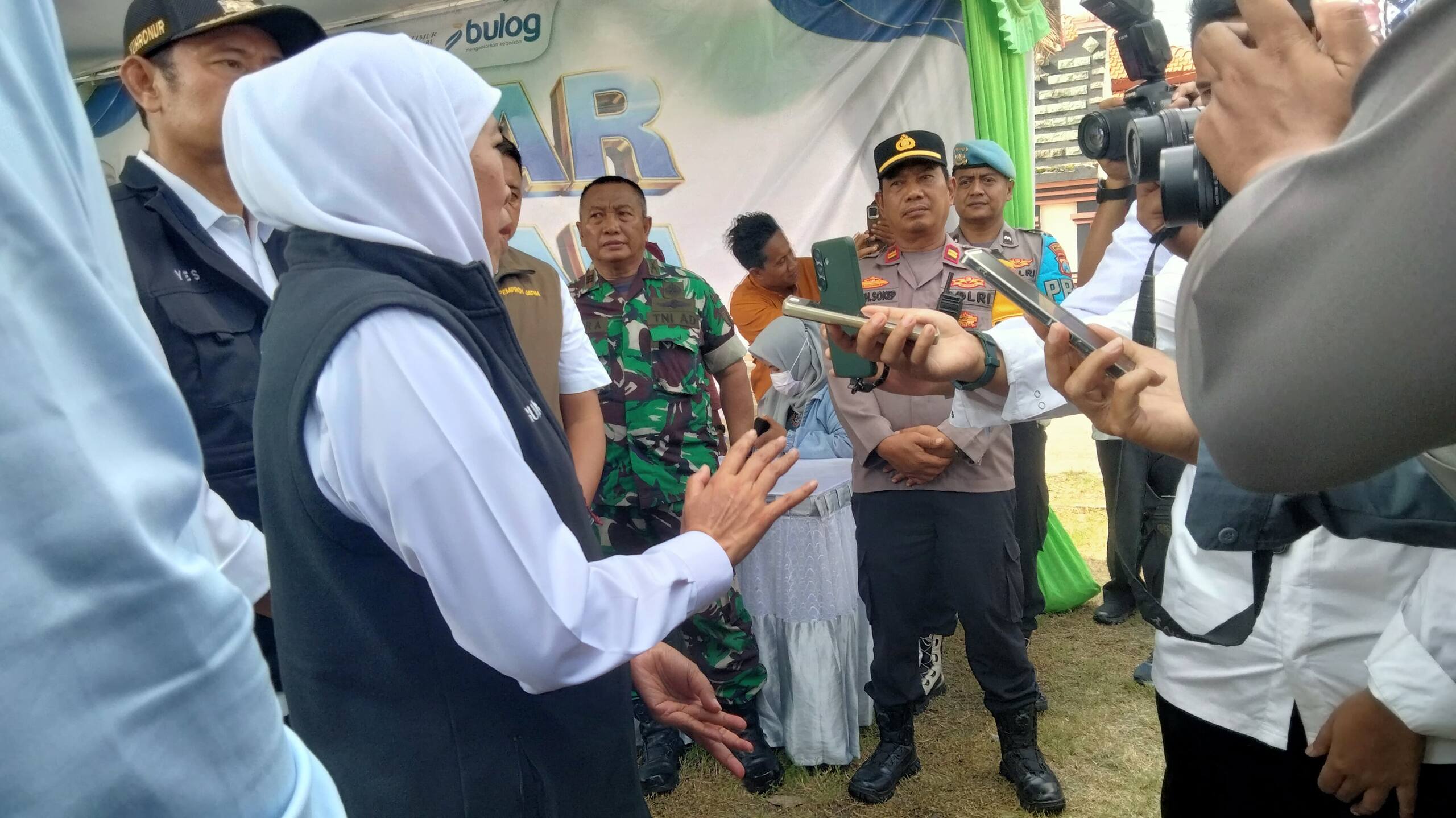 Pastikan Pasar Murah Tepat Sasaran di Lamongan, Danramil 0812/14 Sukodadi Dampingi Kunjungan Gubernur Jatim
