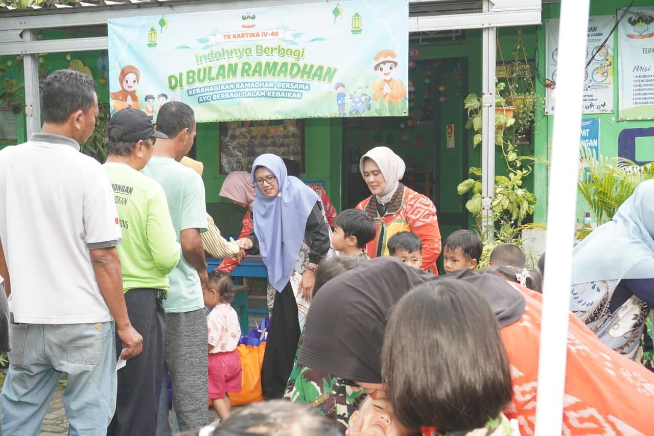 Ramadhan Berkah, Ketua Yayasan Kartika Jaya Koordinator Kodim 0812 Cabang IV Brawijaya Tebar Kebahagiaan Dalam Berbagi Sembako