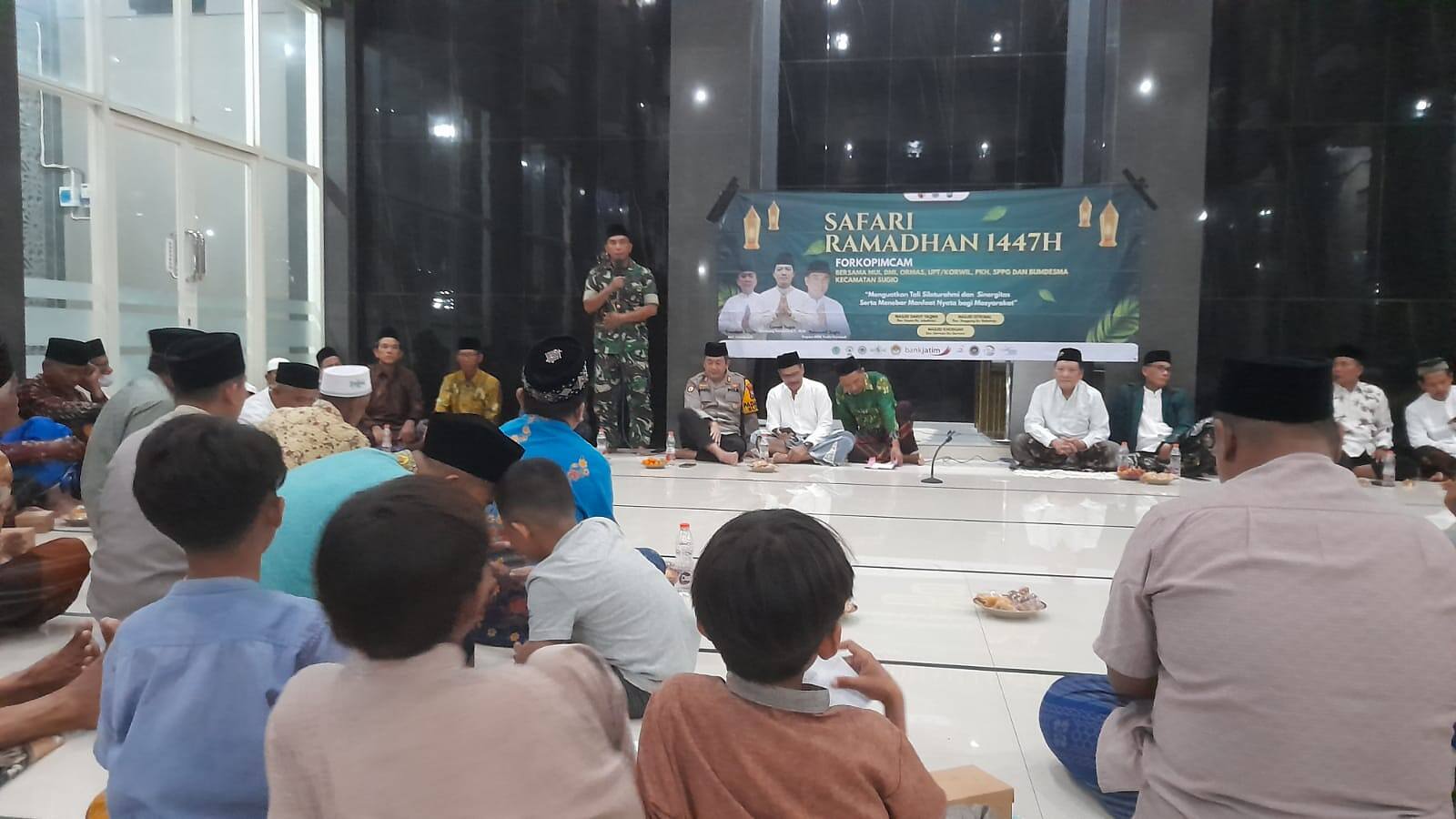 Dalam Safari Ramadhan Koramil Jajaran Kodim 0812/Lamongan Bersama Muspika Salurkan Zakat dari Badan Amil Zakat Nasional (BAZNAS).