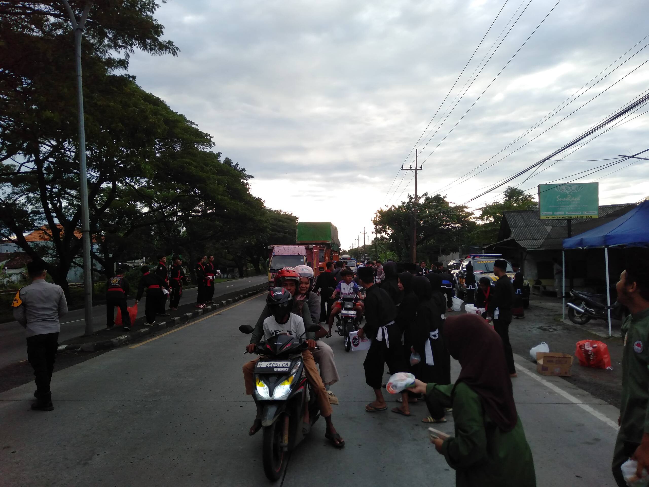 TNI-Polri Kawal Kegiatan Pendekar IPSI Berbagi Takjil Ramadan di Jalur Pantura Pucuk Lamongan