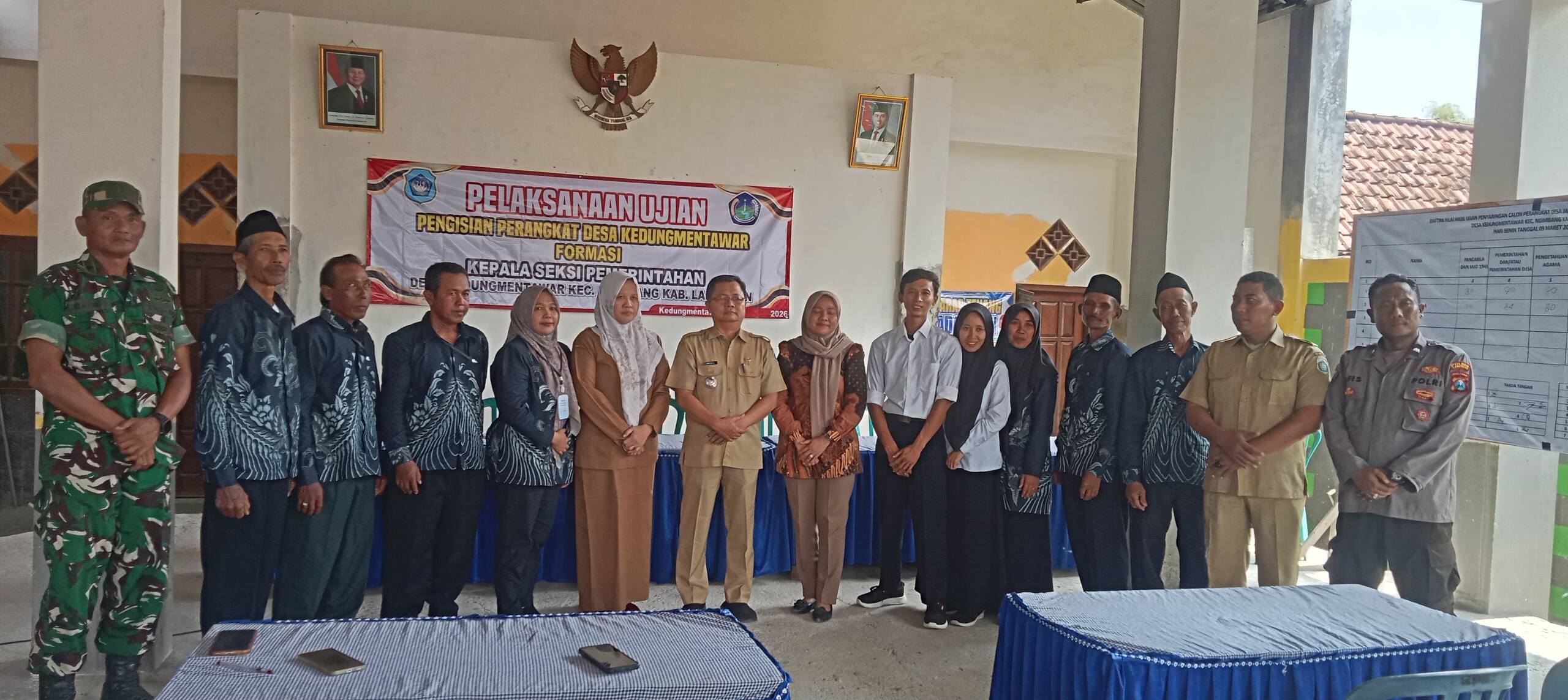 Sinergitas TNI-Polri, Koramil 0812/06 Ngimbang Kawal Pelaksanaan Ujian Perangkat Desa di Kedungmentawar.