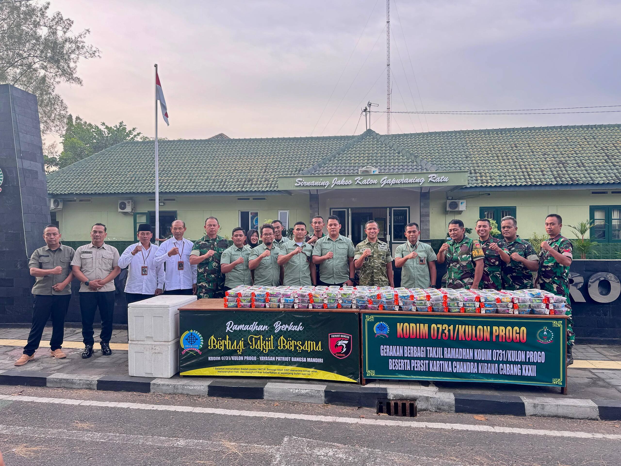 Semangat Ramadhan, Yayasan Patriot Bangsa Mandiri Bersama Kodim 0731/Kulon Progo Bagikan Takjil Gratis.