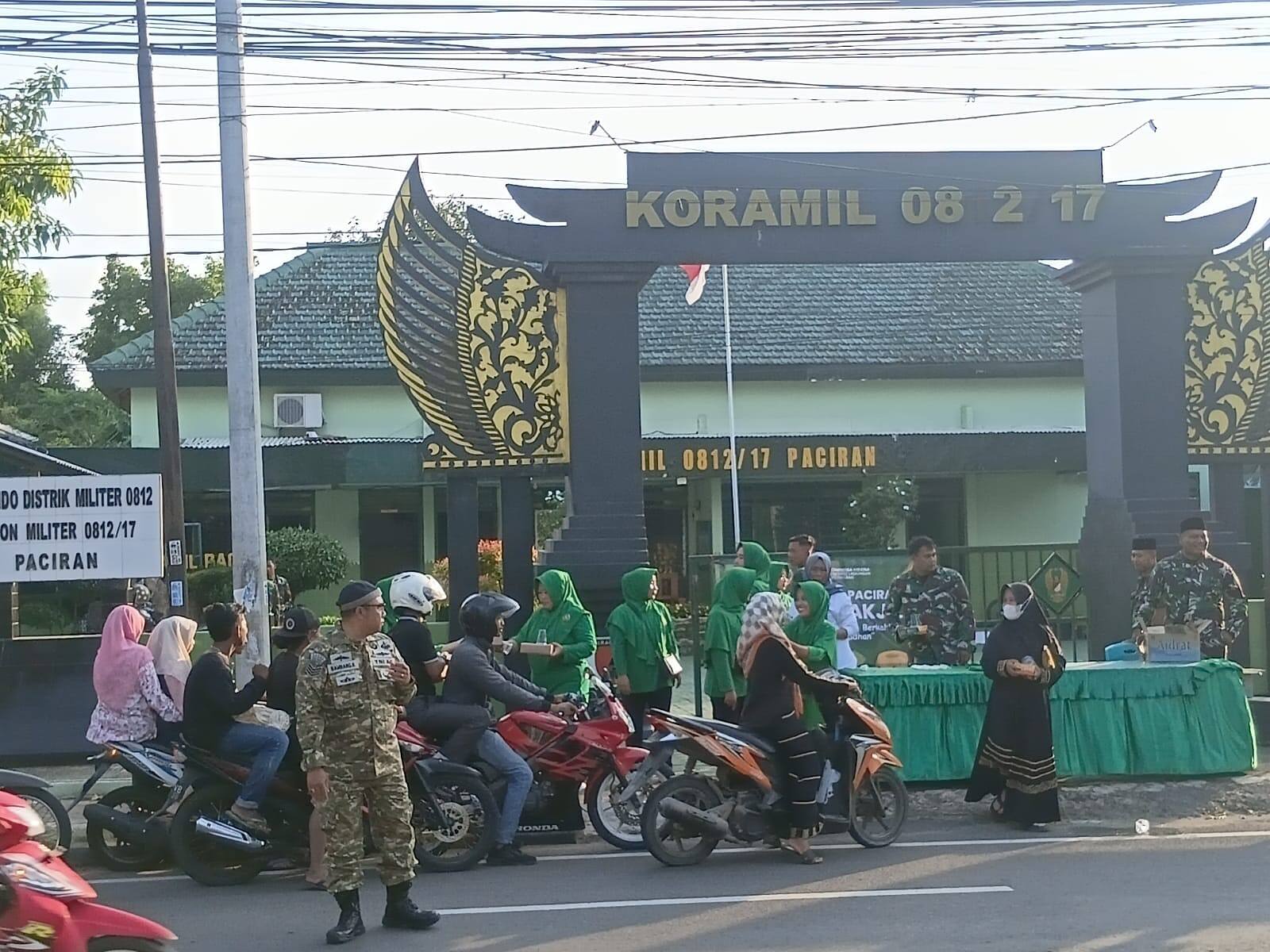 Semangat Berbagi di Bulan Suci, Persit jajaran Kodim 0812 Lamongan Tebar Kehangatan Lewat Aksi Bagi Takjil Serentak.