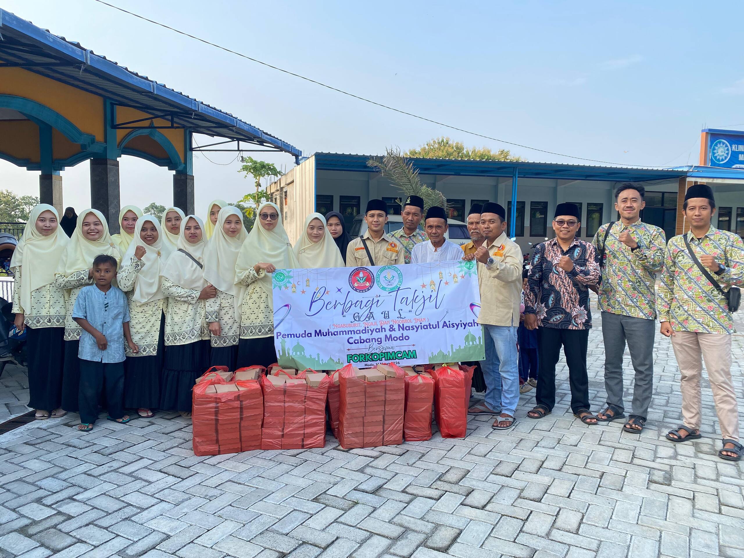 Semangat Ramadhan, Pemuda Muhammadiyah dan Nasyiatul Aisyiyah Modo Bagikan 500 Paket Takjil.