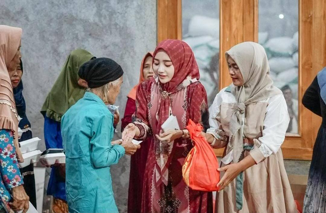 Ramadan Penuh Berkah, Kades Kedungkumpul Angely Emitasari Santuni Ratusan Anak Yatim dan Warga Kurang Mampu.