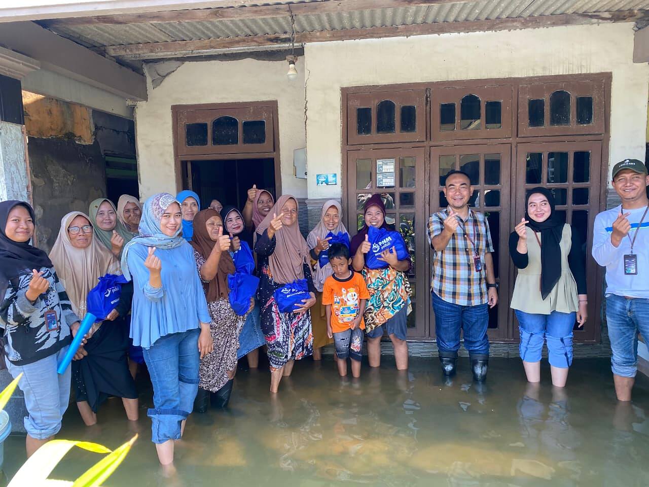 Aksi Peduli Banjir, PNM Cabang Lamongan Distribusikan 500 Paket Sembako di Kalitengah dan Karangbinangun.