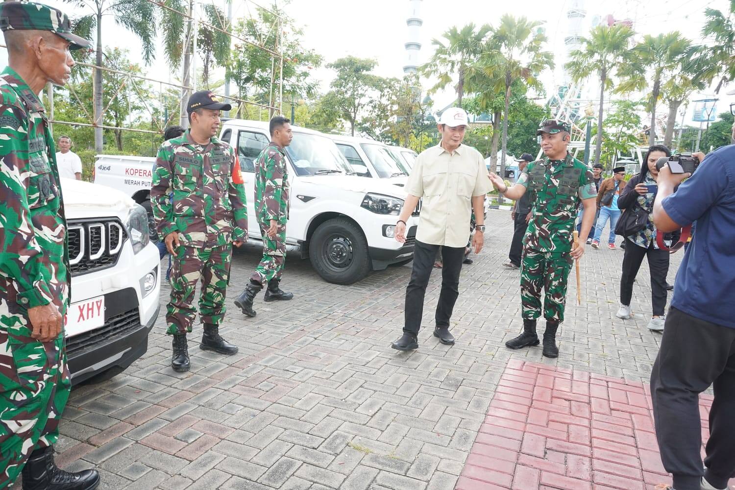 Dandim 0812 bersama Bupati Lamongan Distribusikan ke KDKMP Mobil Operasional dari PT. Agrinas Pangan Nusantara.