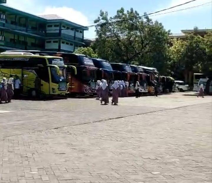 Perkuat Pengamanan Polres Lamongan Layani Kepulangan 868 Santri Ponpes Sunan Drajat Gelombang Terakhir Jelang Idul Fitri