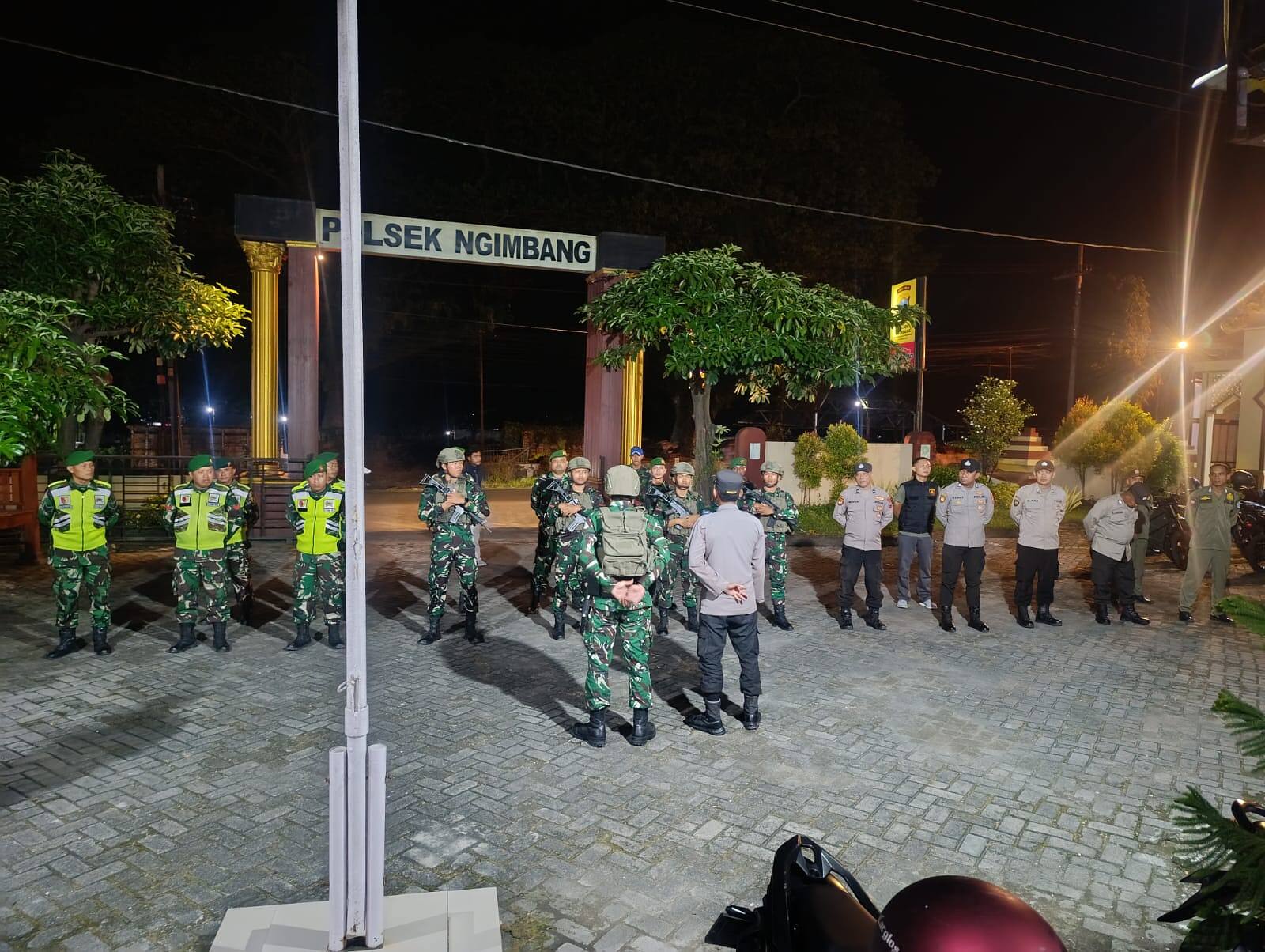 Jaga Keamanan Wilayah, Personel Gabungan TNI-Polri dan Satpol PP Gelar Patroli Skala Besar di Ngimbang.