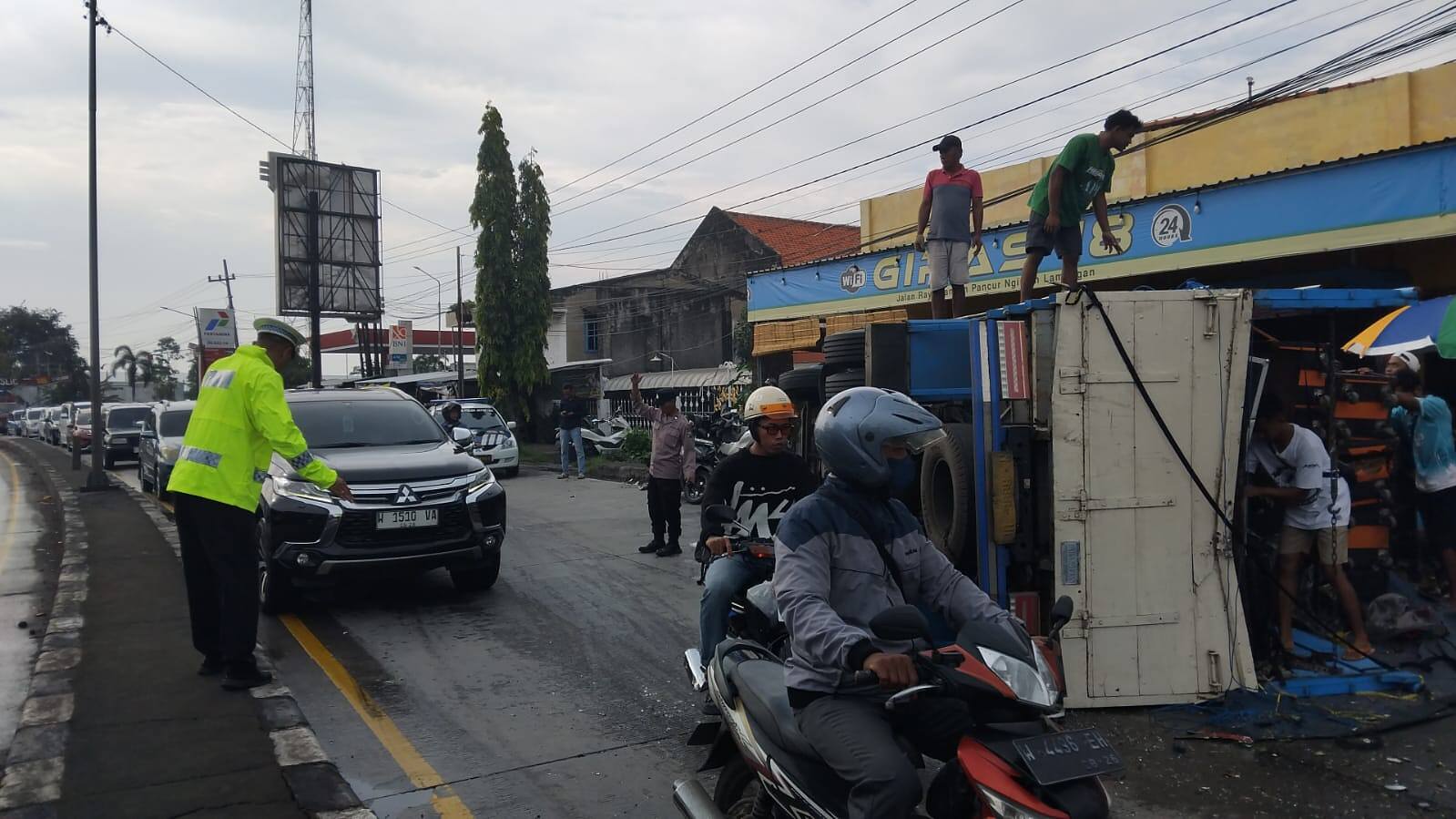 Petugas Gakkum Satlantas Polres Lamongan Sigap Evakuasi Korban Kecelakaan di Jalur Lamongan–Gresik