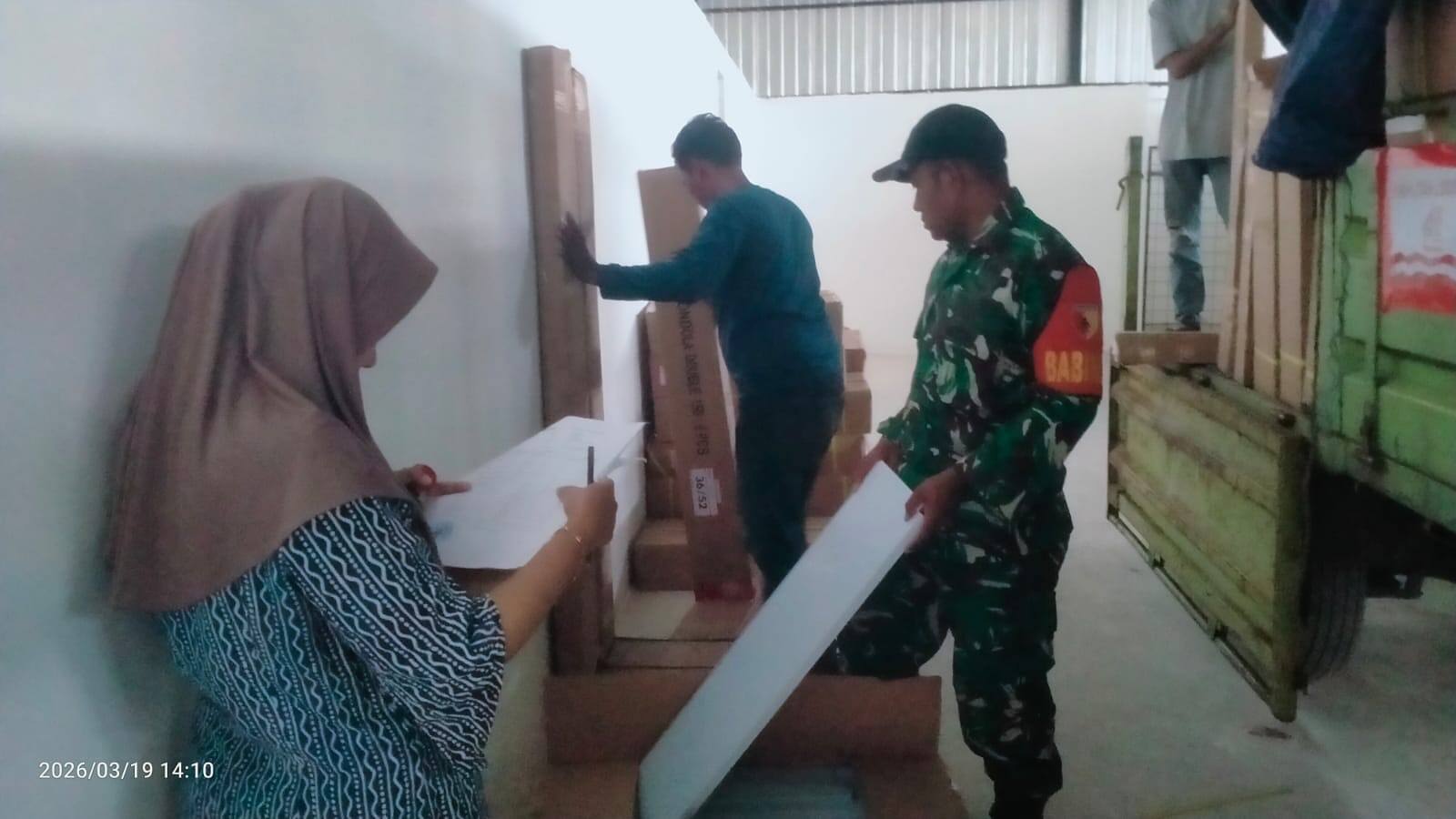 Wujud Sinergi TNI, Babinsa Kodim 0812/Lamongan Kawal Distribusi Rak Gondola untuk Kesiapan KDKMP