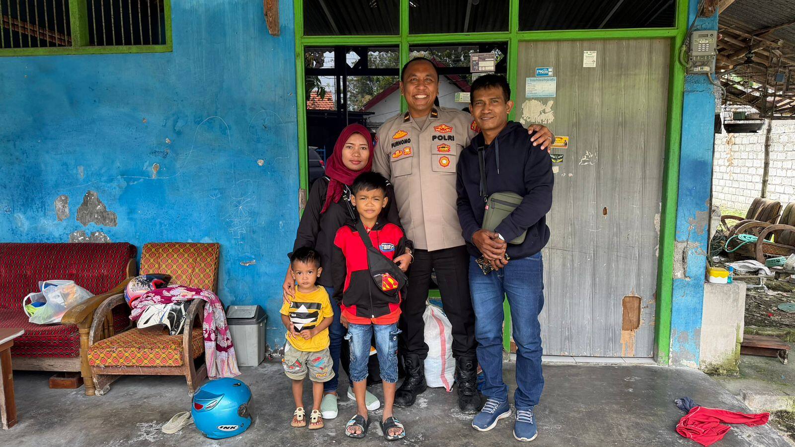 Respons Cepat di Jalur Mudik, Ipda Purnomo Bantu Pemudik Mogok dan Tanggung Biaya Perbaikan