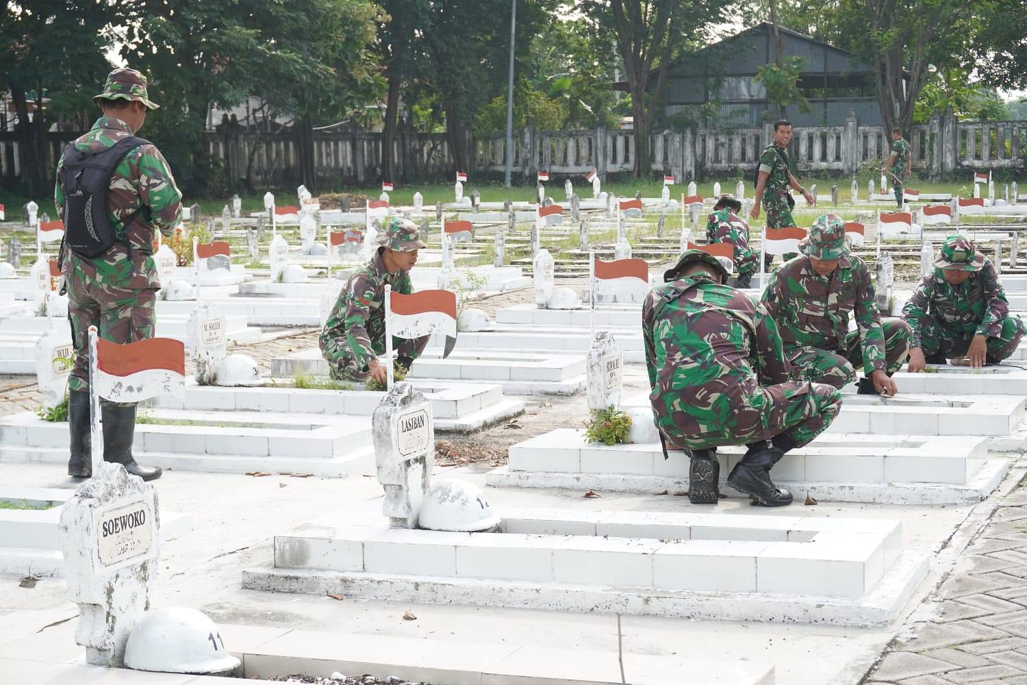 Sambut HUT ke-80 Persit, Kodim 0812/Lamongan Bersihkan TMP Kusuma Negara