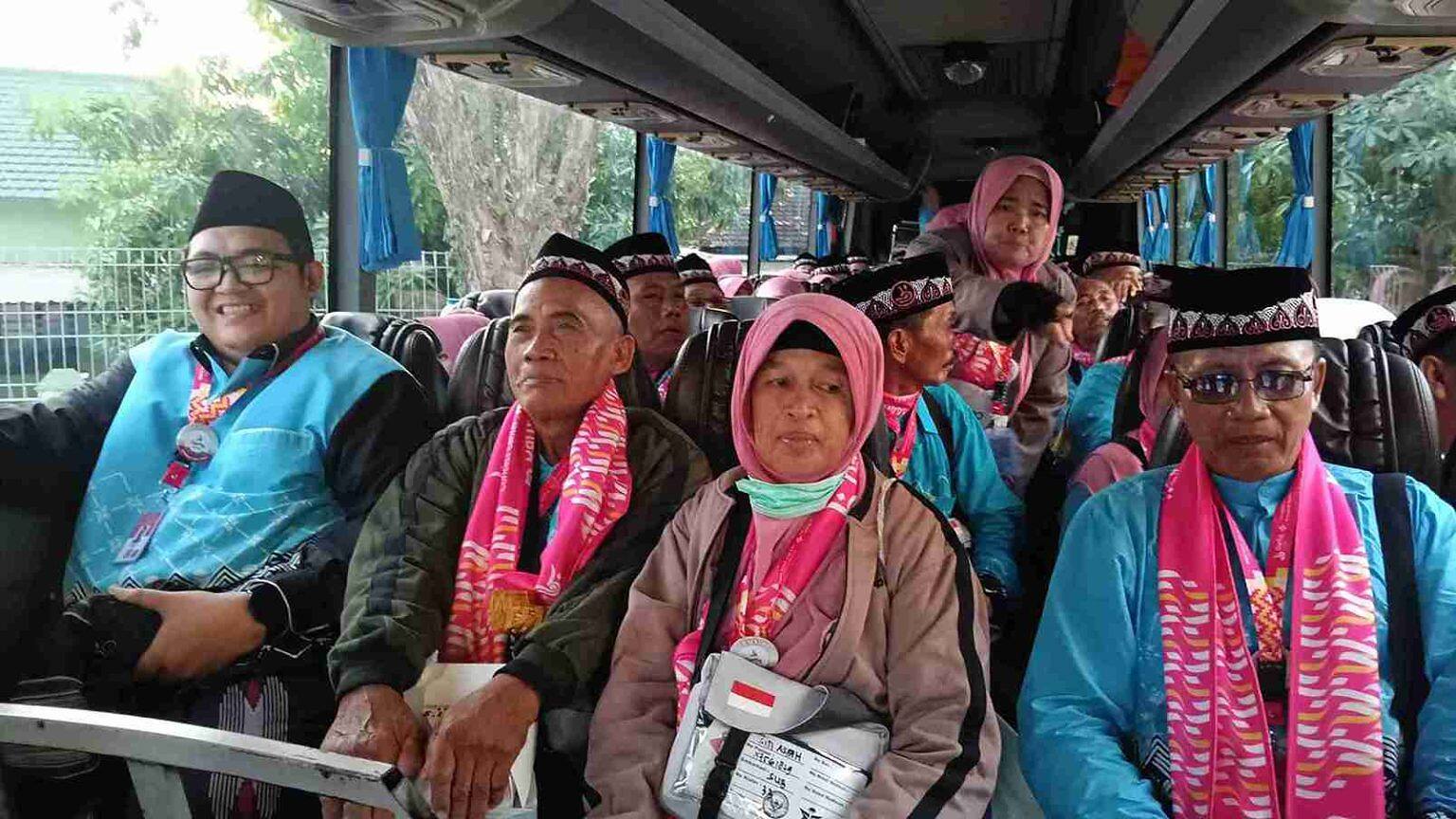 Ratusan Jemaah Haji KBIHU Darul Fiqhi Kloter 33 Resmi Berangkat