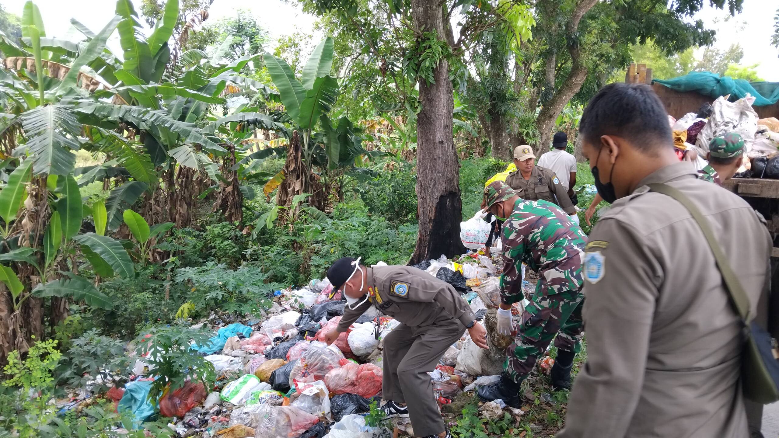 Sinergitas Babinsa Koramil 0812/13 Sugio Bersama Satpol PP Gotong Royong Bersihkan Sampah di Jalan Poros