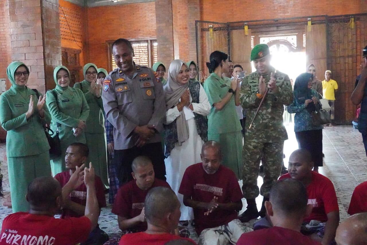 Wujud Kepedulian, Persit KCK PD V/Brawijaya Bagikan 312 Paket Sembako kepada ODGJ di Lamongan