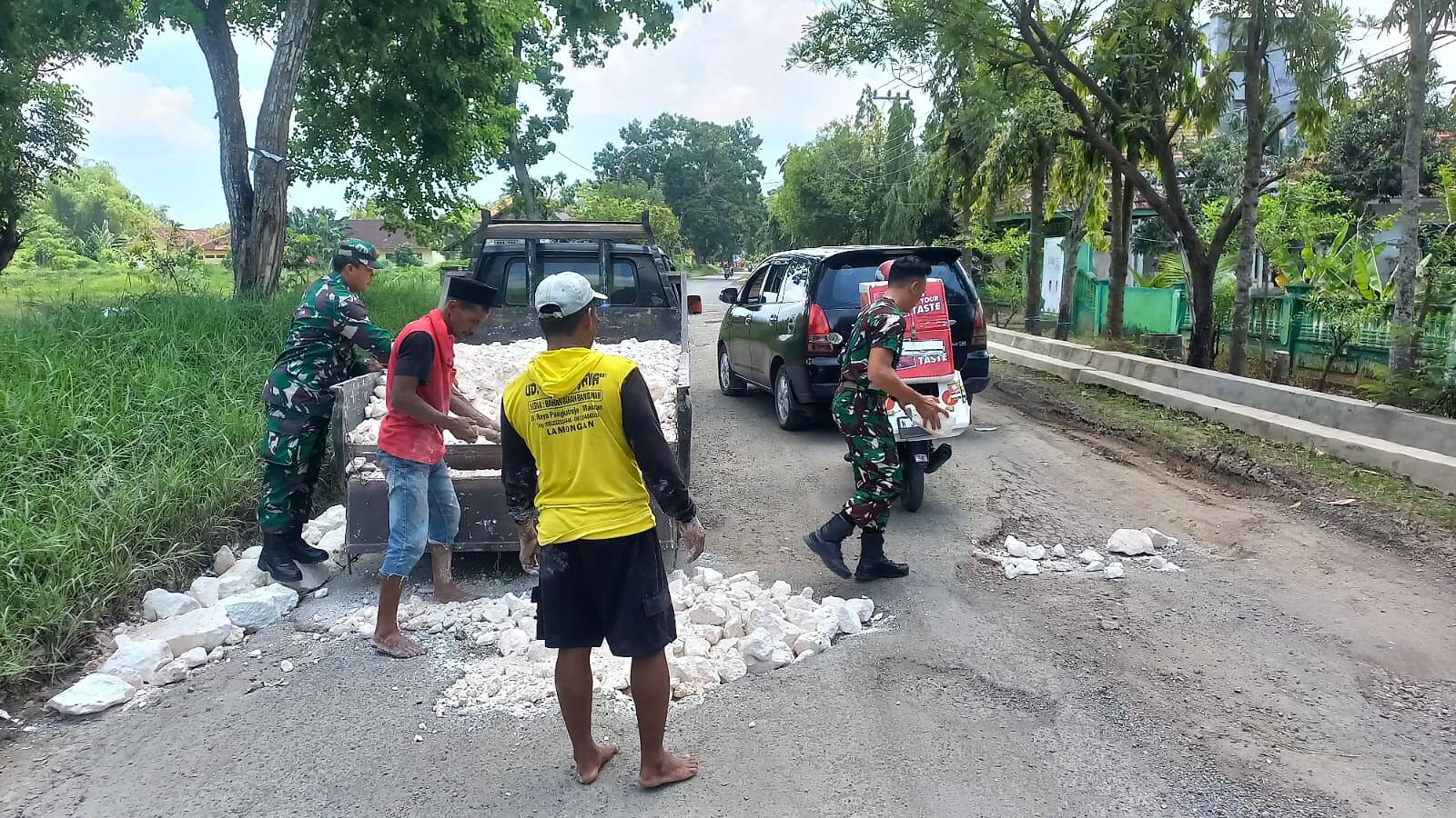Demi Keselamatan Pengendara, Babinsa Koramil 0812/19 Laren Gelar Karya Bakti Uruk Jalan Berlubang