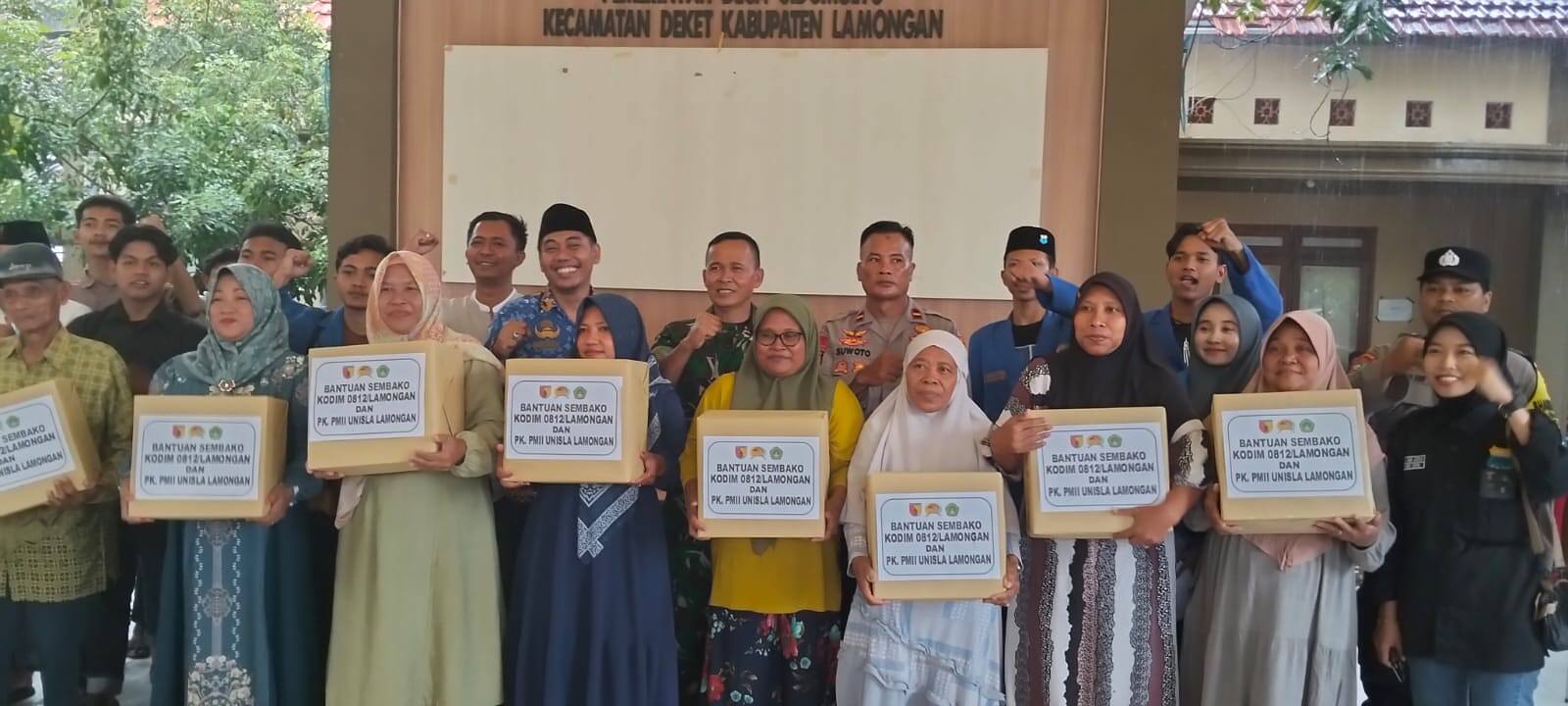 Peduli Warga Terdampak Banjir, Kodim 0812/Lamongan Gandeng PMII UNISLA Bagikan Sembako di Deket