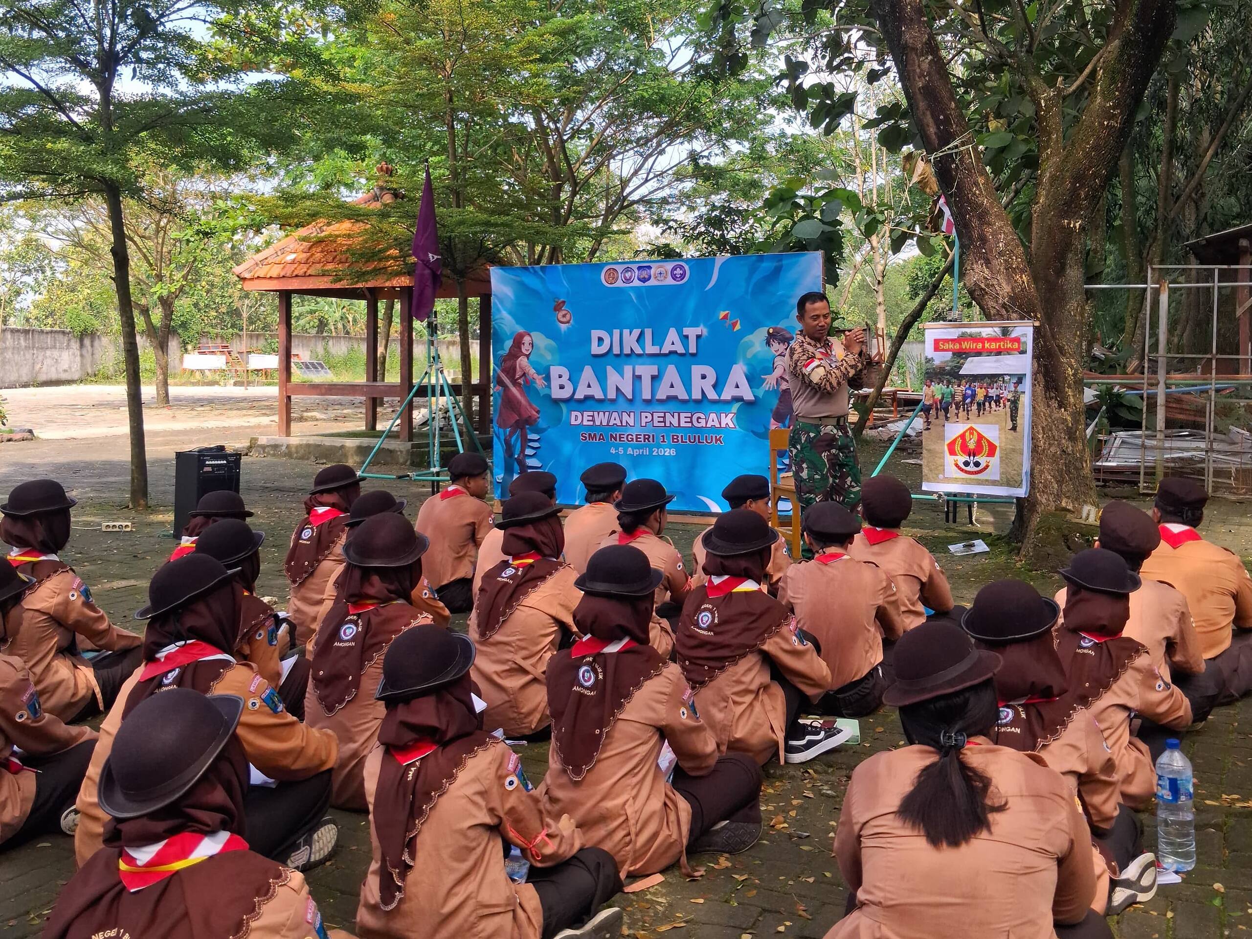 Perkuat Mental dan Kedisiplinan Siswa, Babinsa Koramil 0812/07 Bluluk Berikan Materi Diklat Bantara di SMA 1 Bluluk